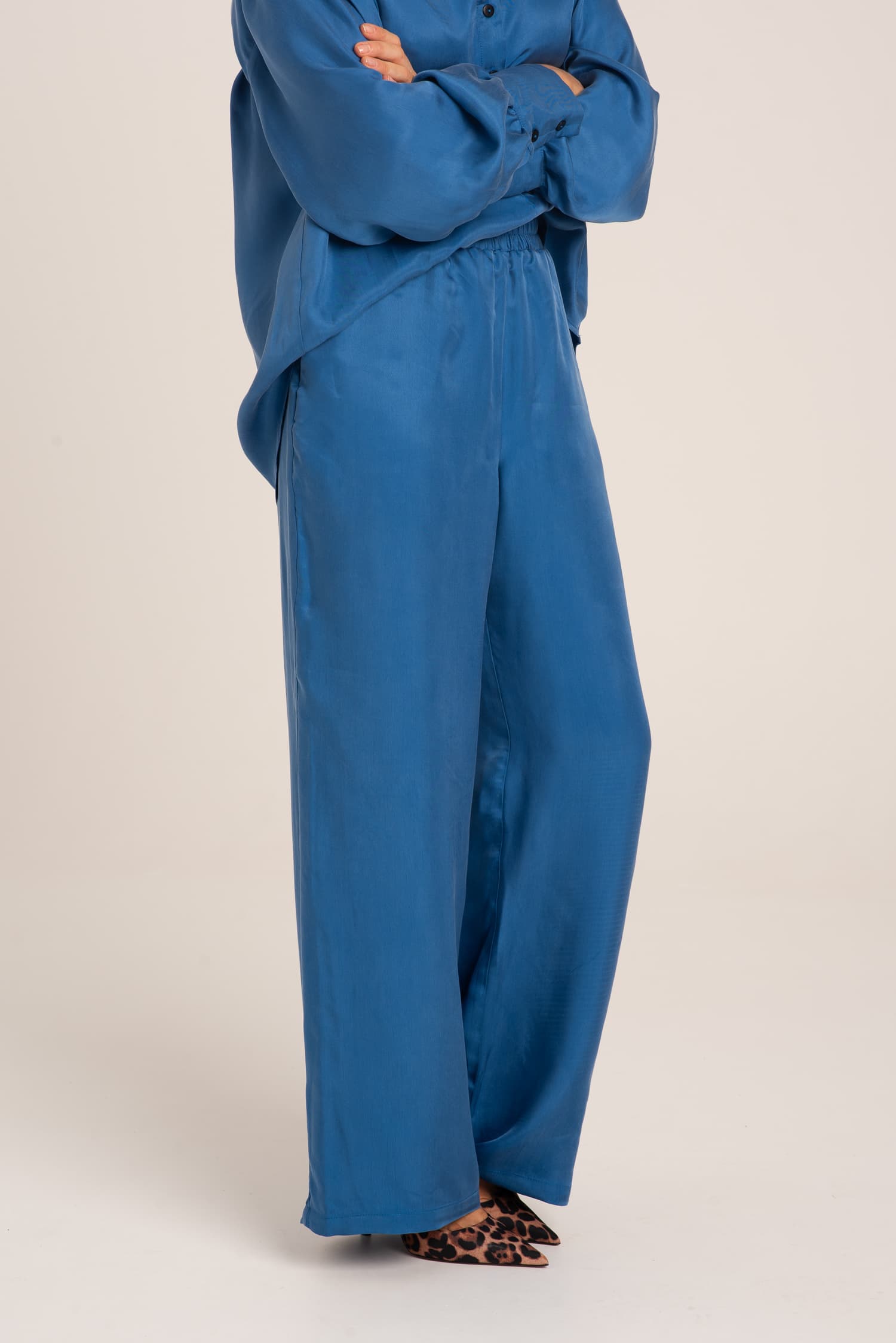 Kobaltowe szerokie spodnie cupro Aurora - widok 2