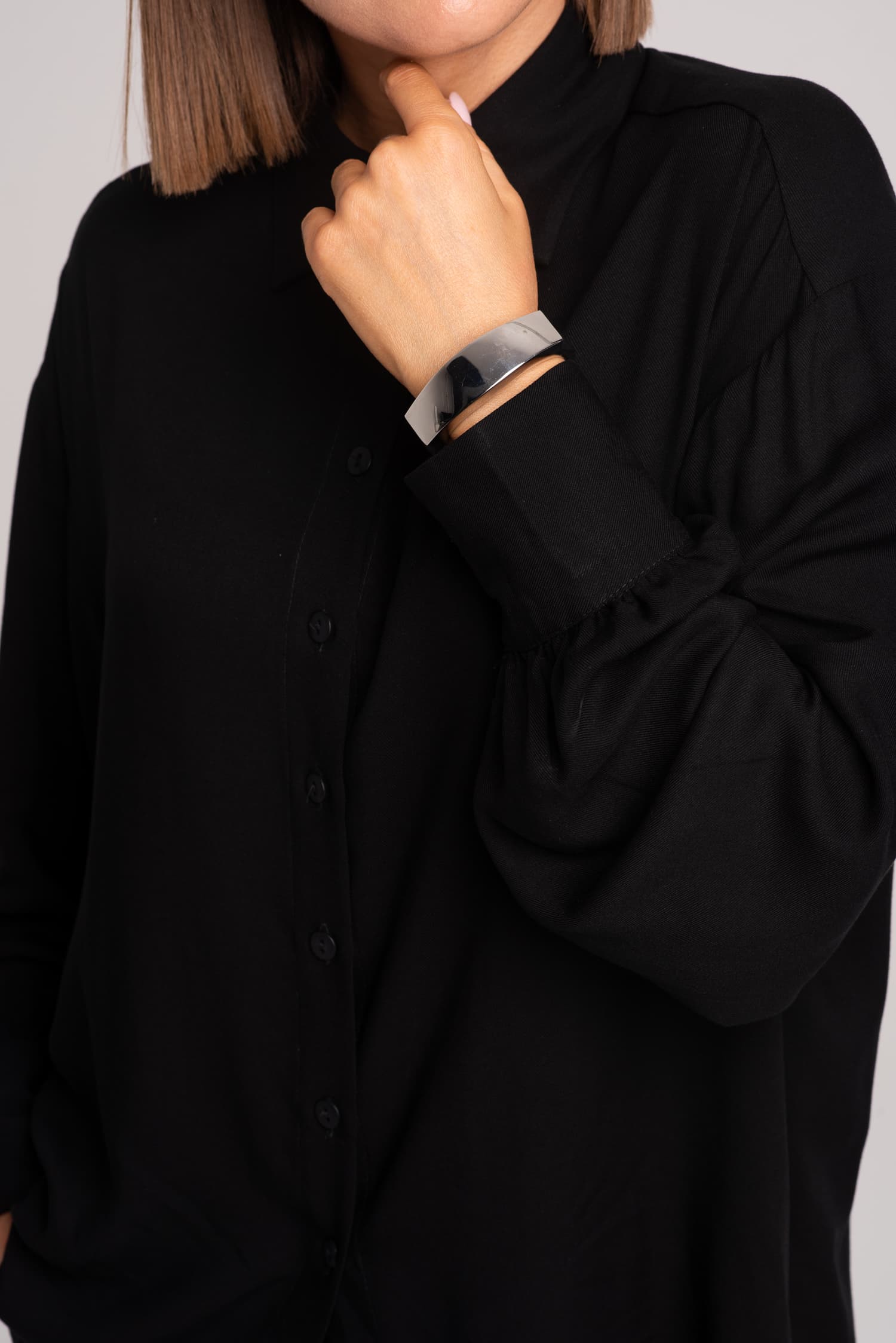 Czarna koszula z lejącej wiskozy Aurora — zdjęcie 5