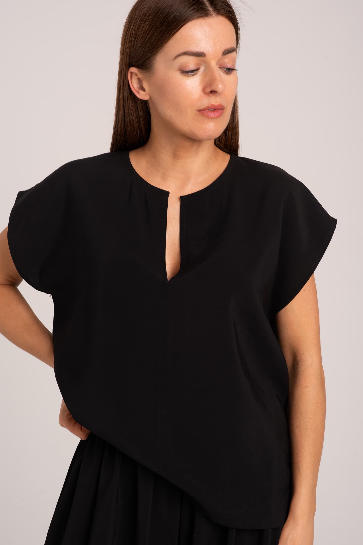 Czarna bluzka damska z wiskozy z krótkim rękawem Harmony