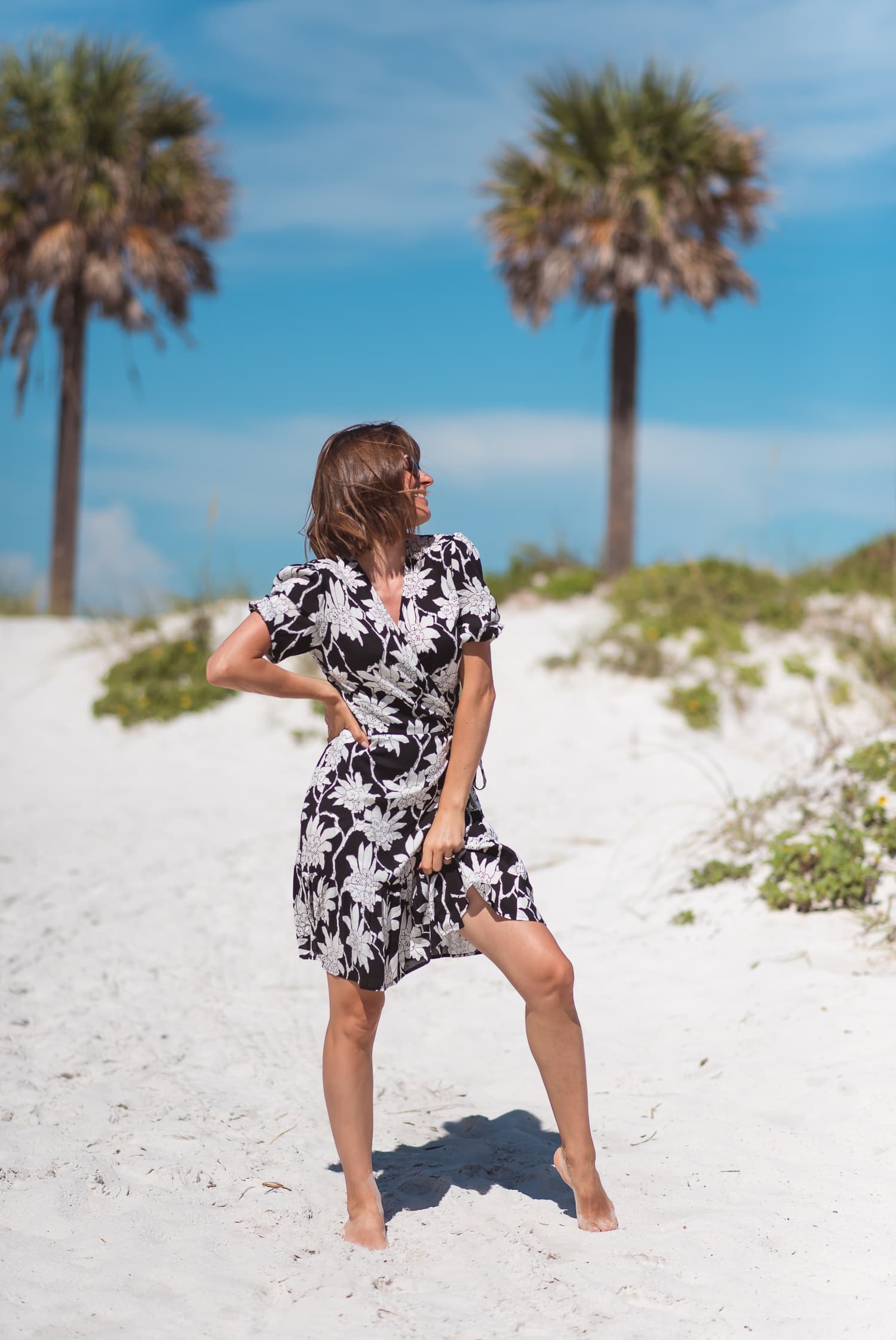 Sukienka kopertowa LOVE lato – black and white — zdjęcie 2