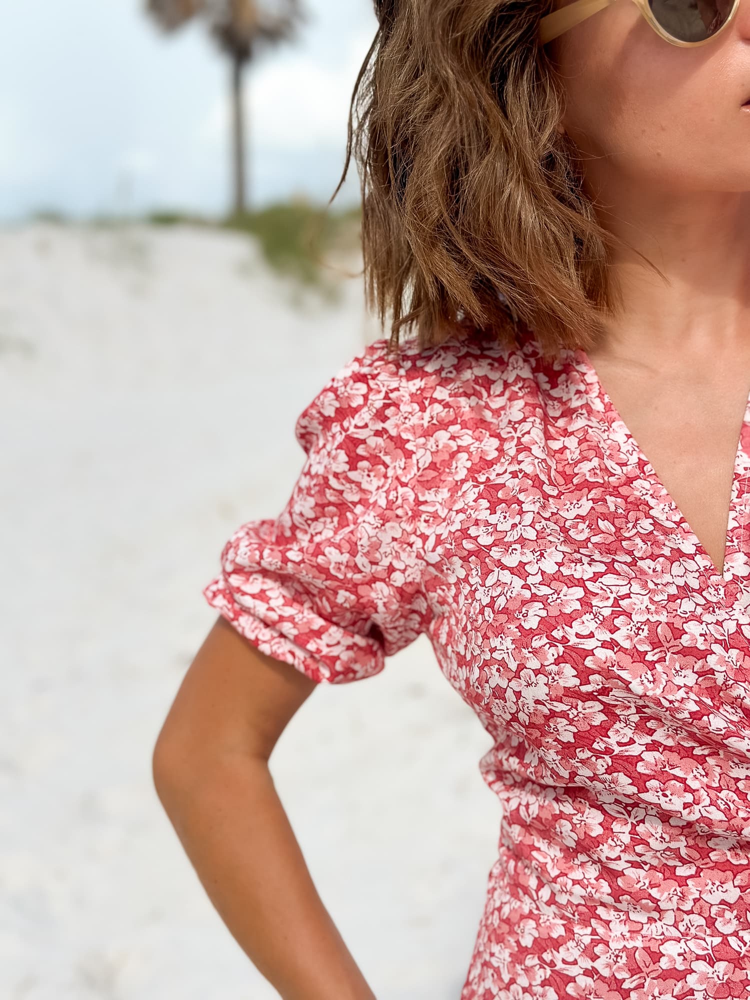 Sukienka kopertowa z krótkim rękawem LOVE  – kwiaty — zdjęcie 6