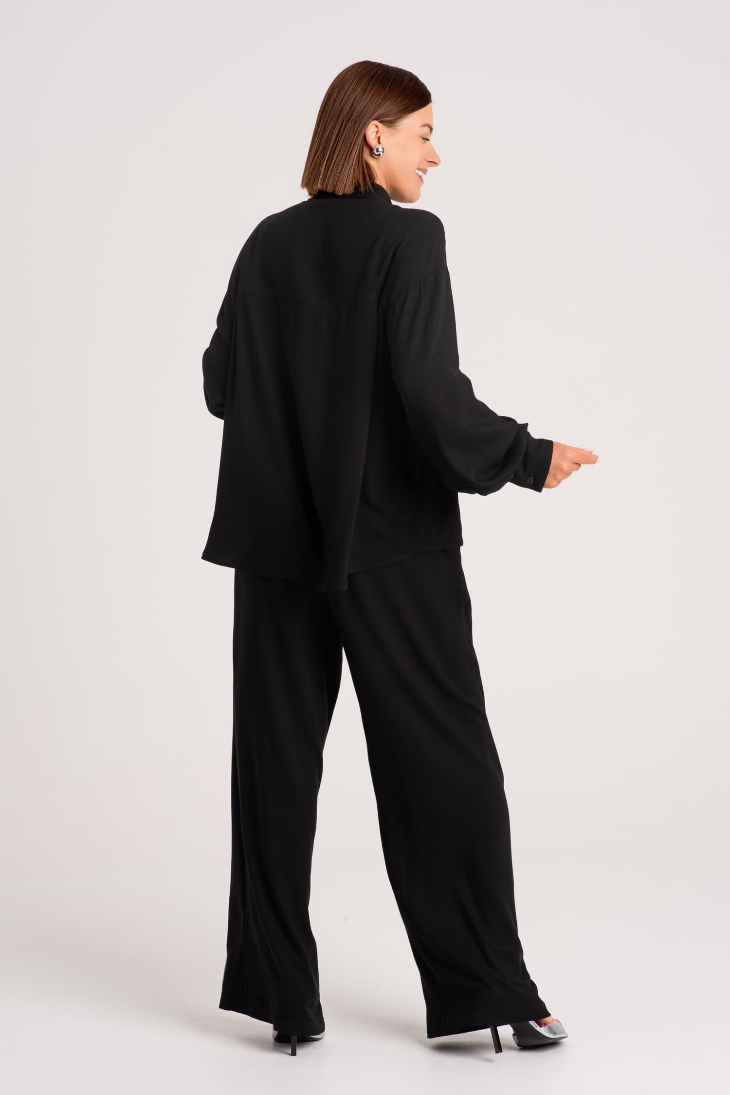 Czarne szerokie spodnie z wiskozy Aurora - widok 2