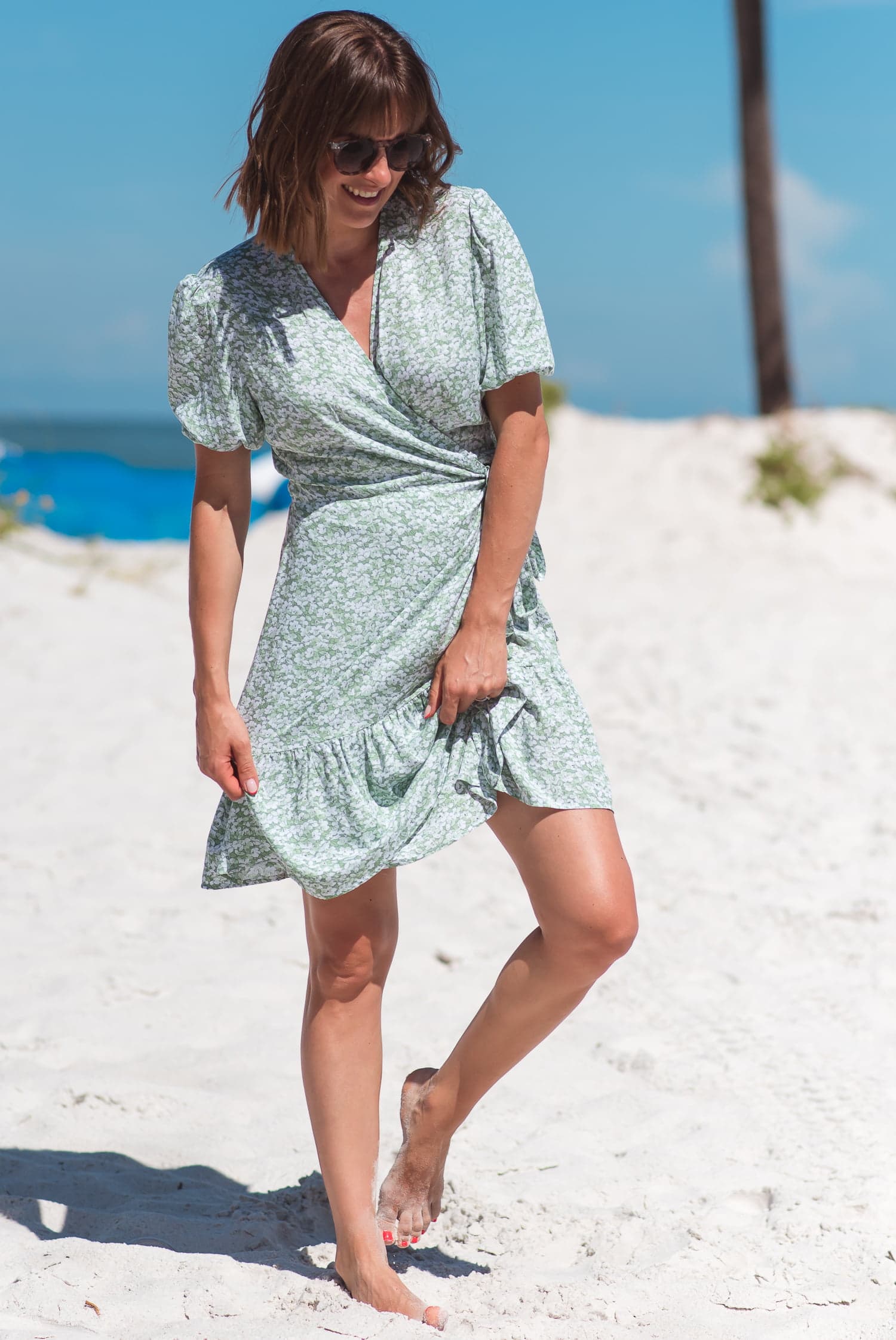 Sukienka kopertowa LOVE lato – kwiaty na zielonym — zdjęcie 6