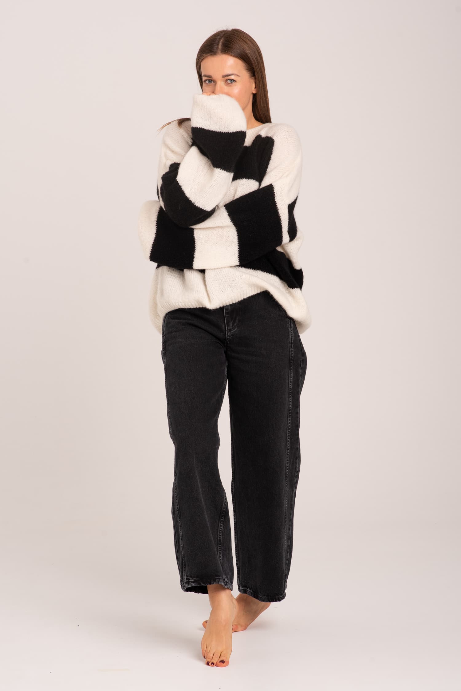 Czarno - biały sweter w pasy Sasha — zdjęcie 9