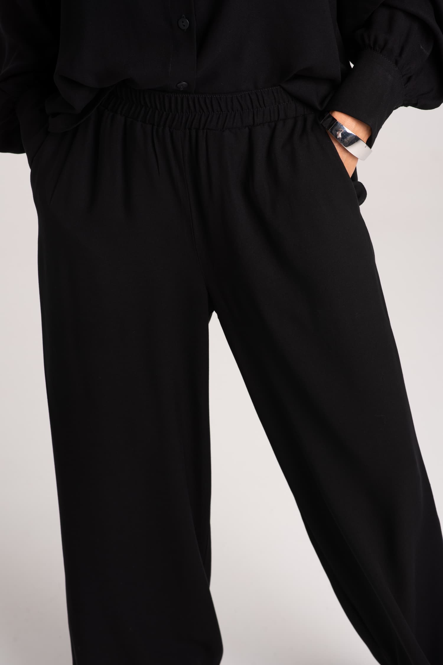Pantalones anchos negros de viscosa Aurora — foto 3