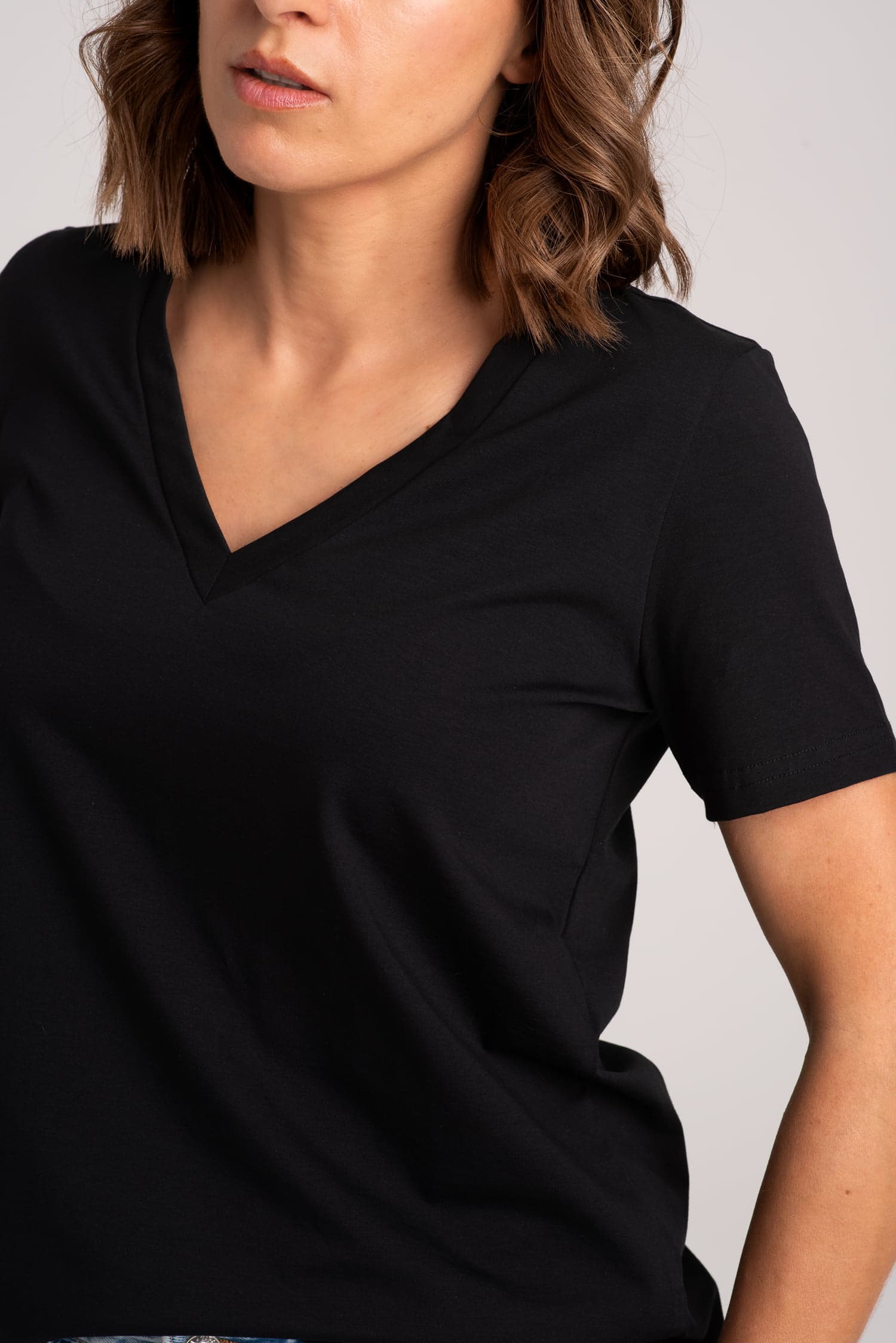 T-shirt BASIC V Czarny — zdjęcie 4