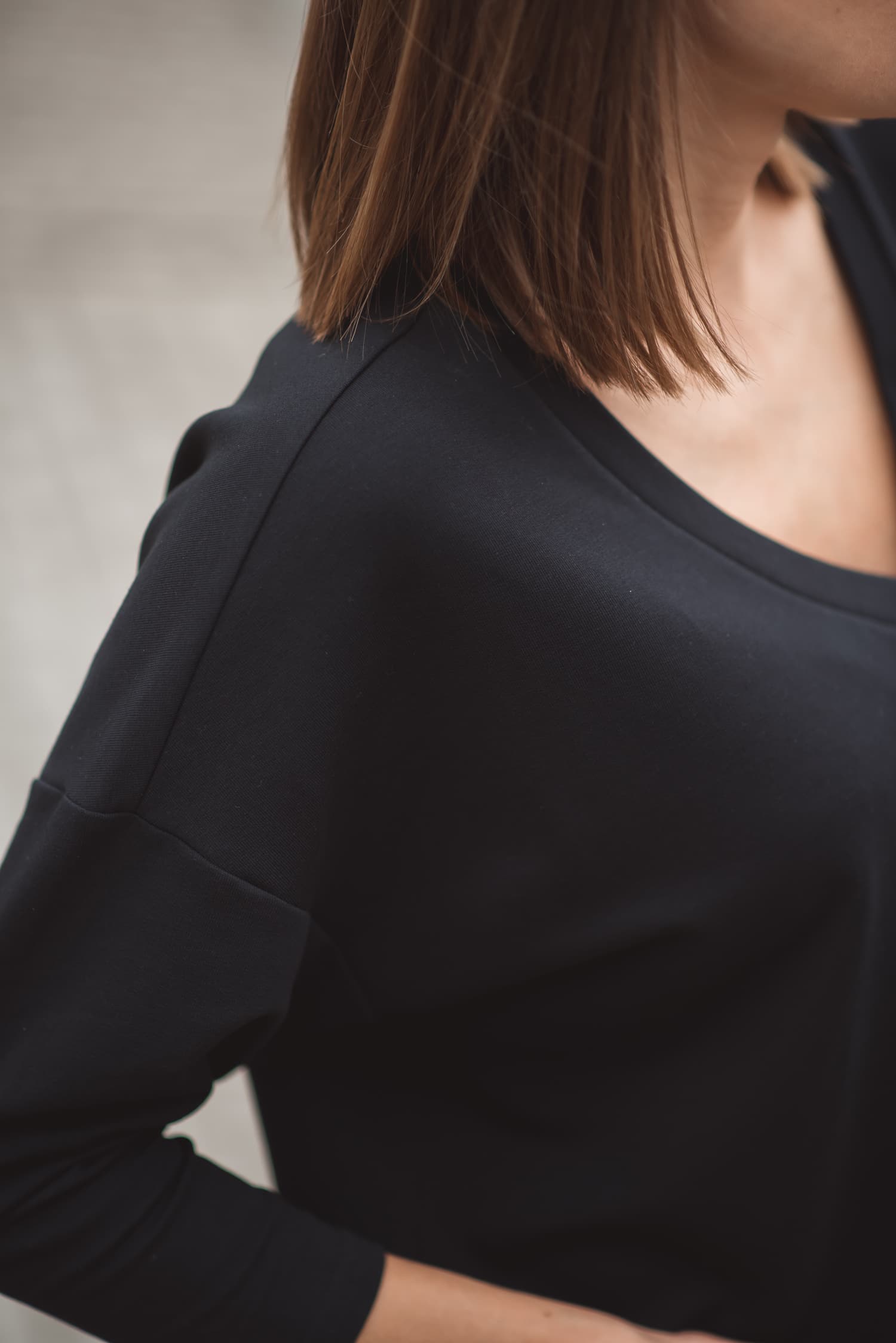 BASIC V Sweatshirt – Black — photo 3