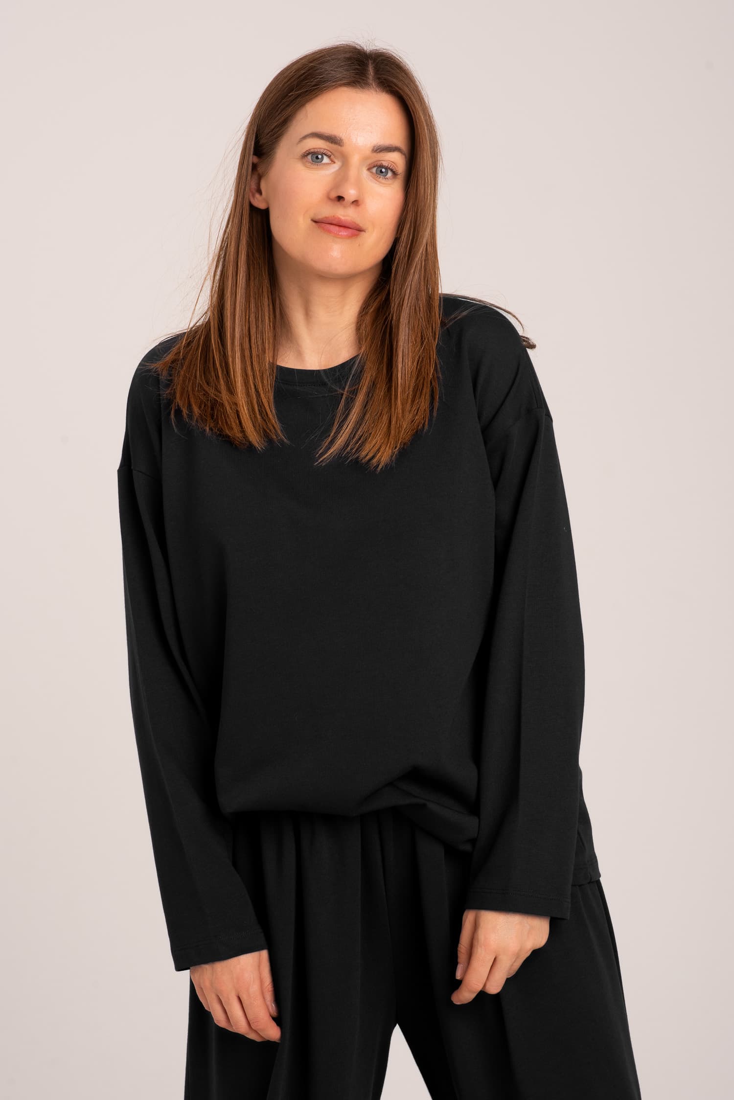 Czarny longsleeve z modalem Nina — zdjęcie 4