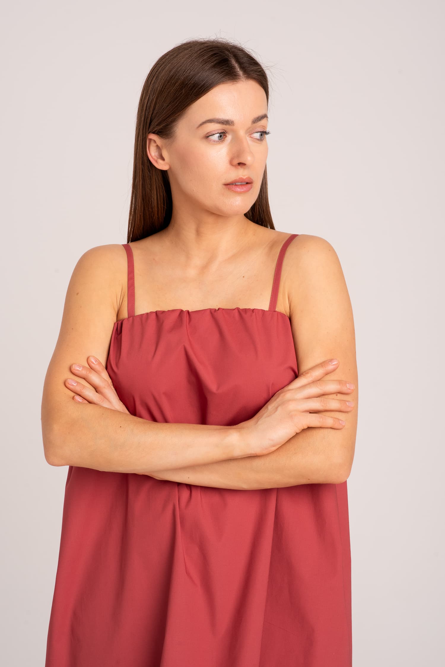 Ceglasta sukienka z odkrytymi ramionami Meave — zdjęcie 4