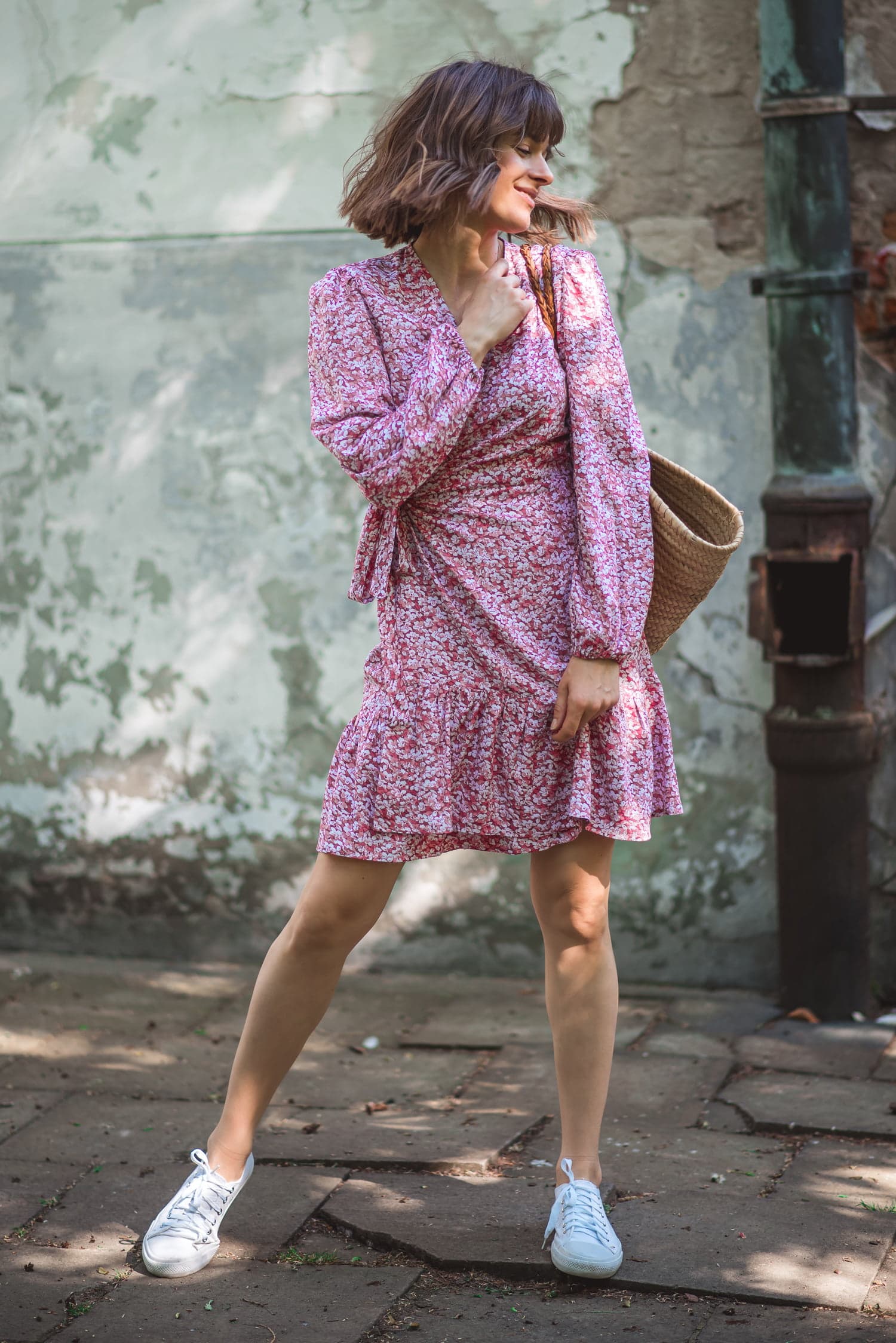 Sukienka kopertowa LOVE – kwiaty na czerwonym — zdjęcie 5