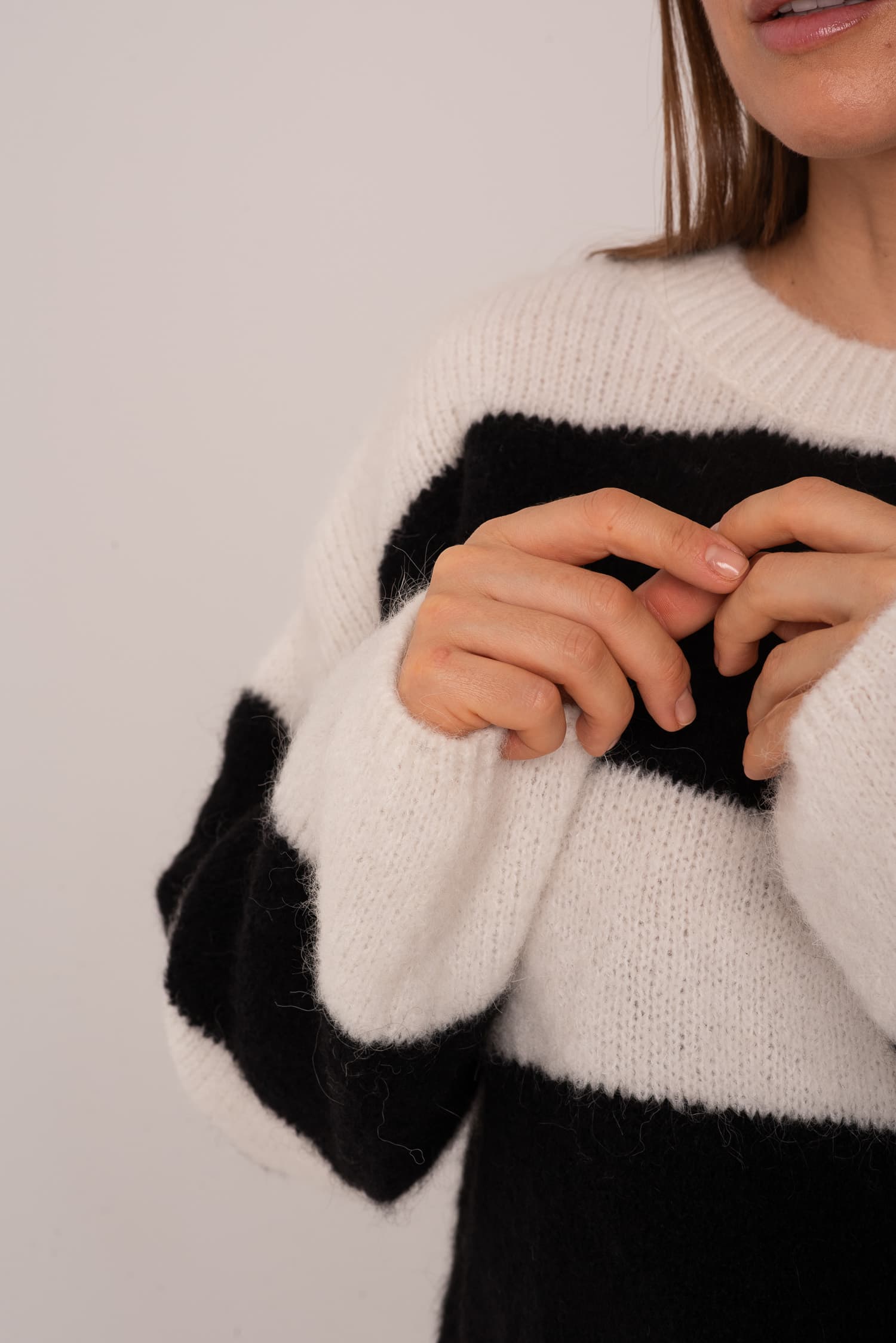 Czarno - biały sweter w pasy Sasha — zdjęcie 6