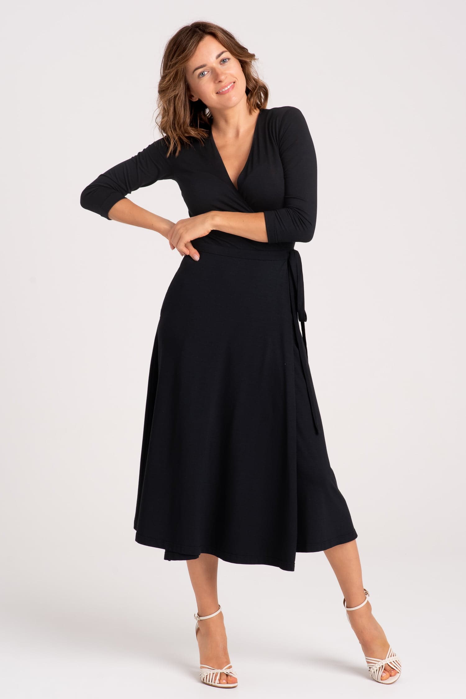 Czarna sukienka kopertowa z modalu Red — zdjęcie 7