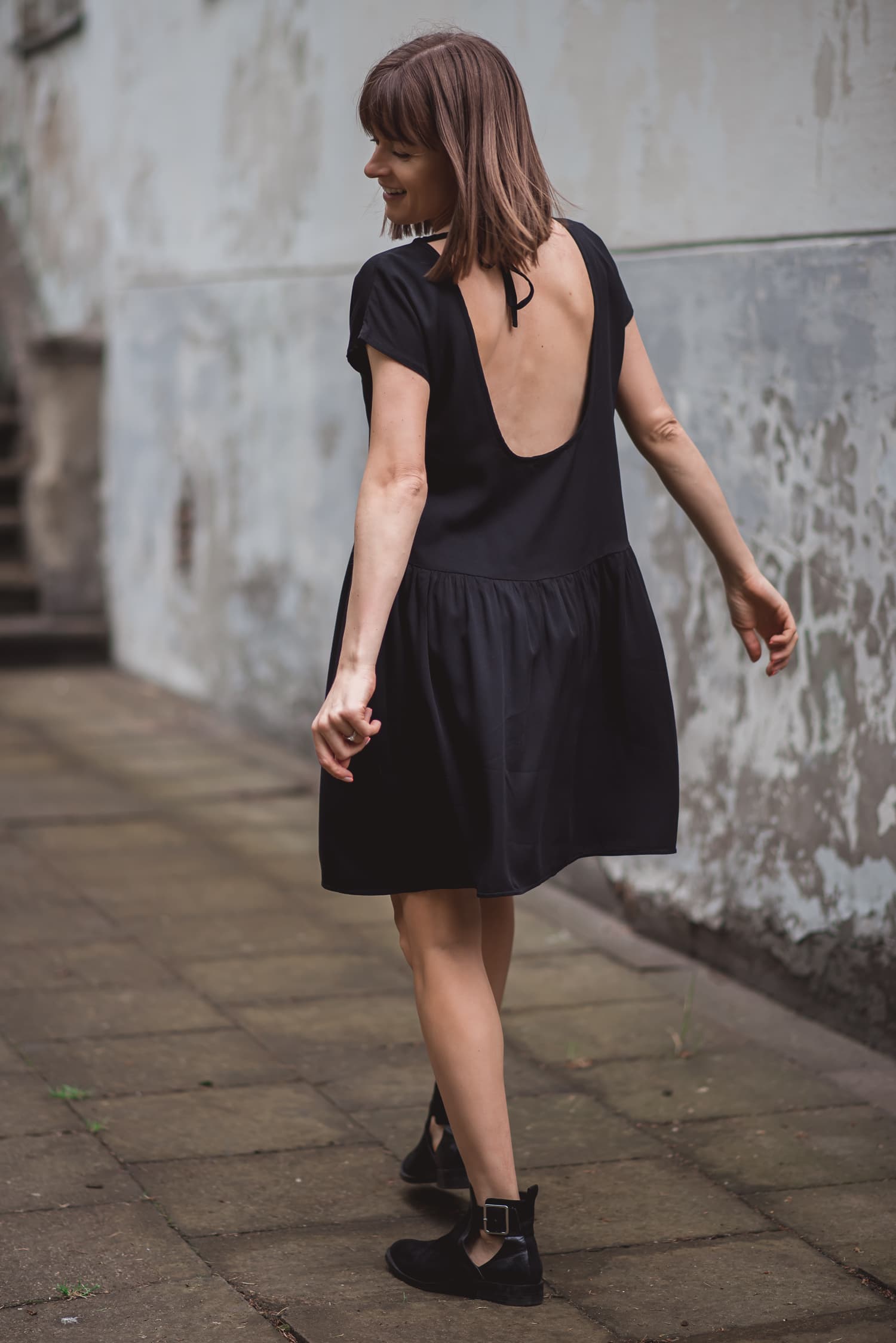 Sukienka KUSICIELKA z odkrytymi plecami – CZARNA — zdjęcie 5