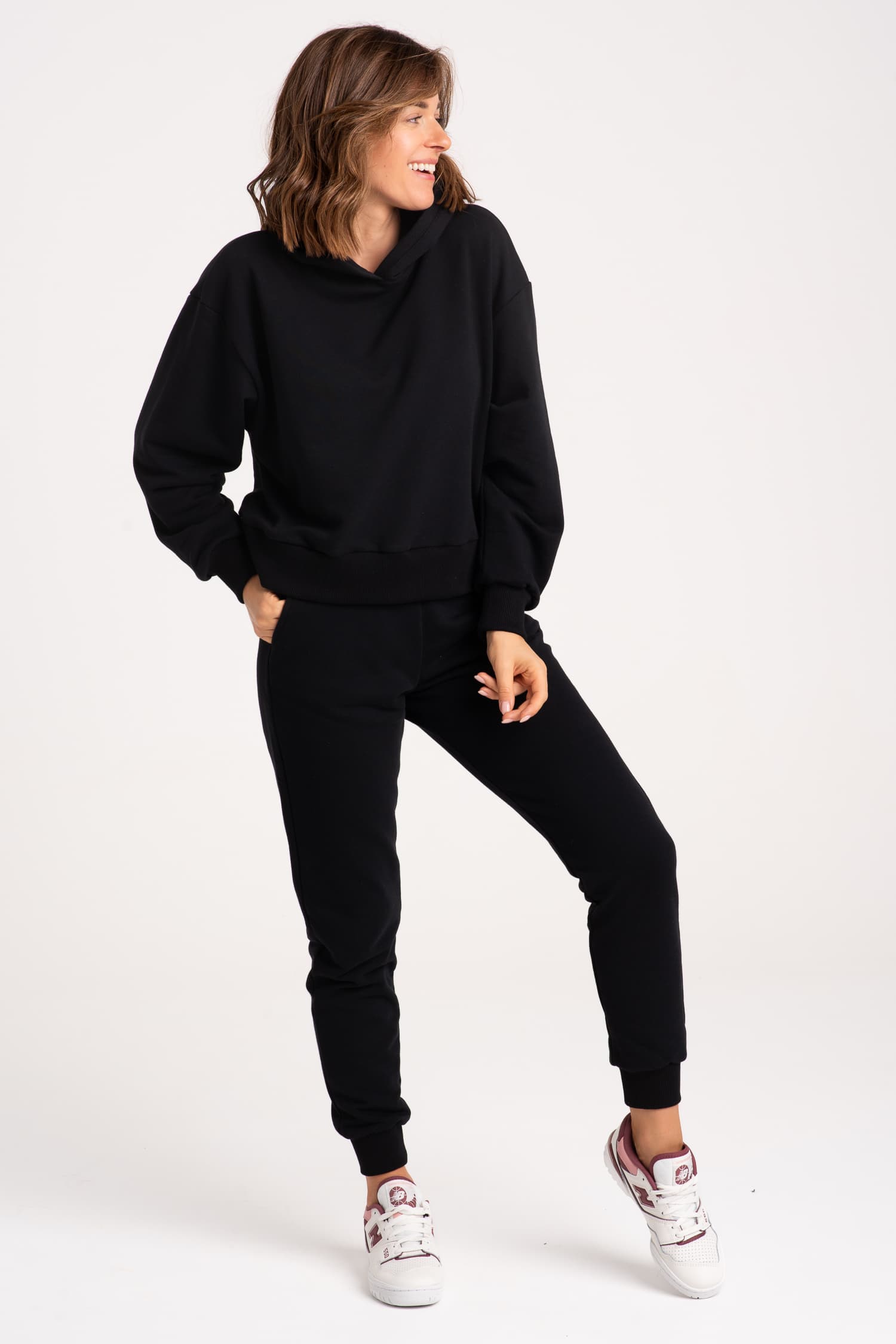 Komplet: czarne spodnie dresowe z wysokim stanem + bluza z kapturem - widok 2