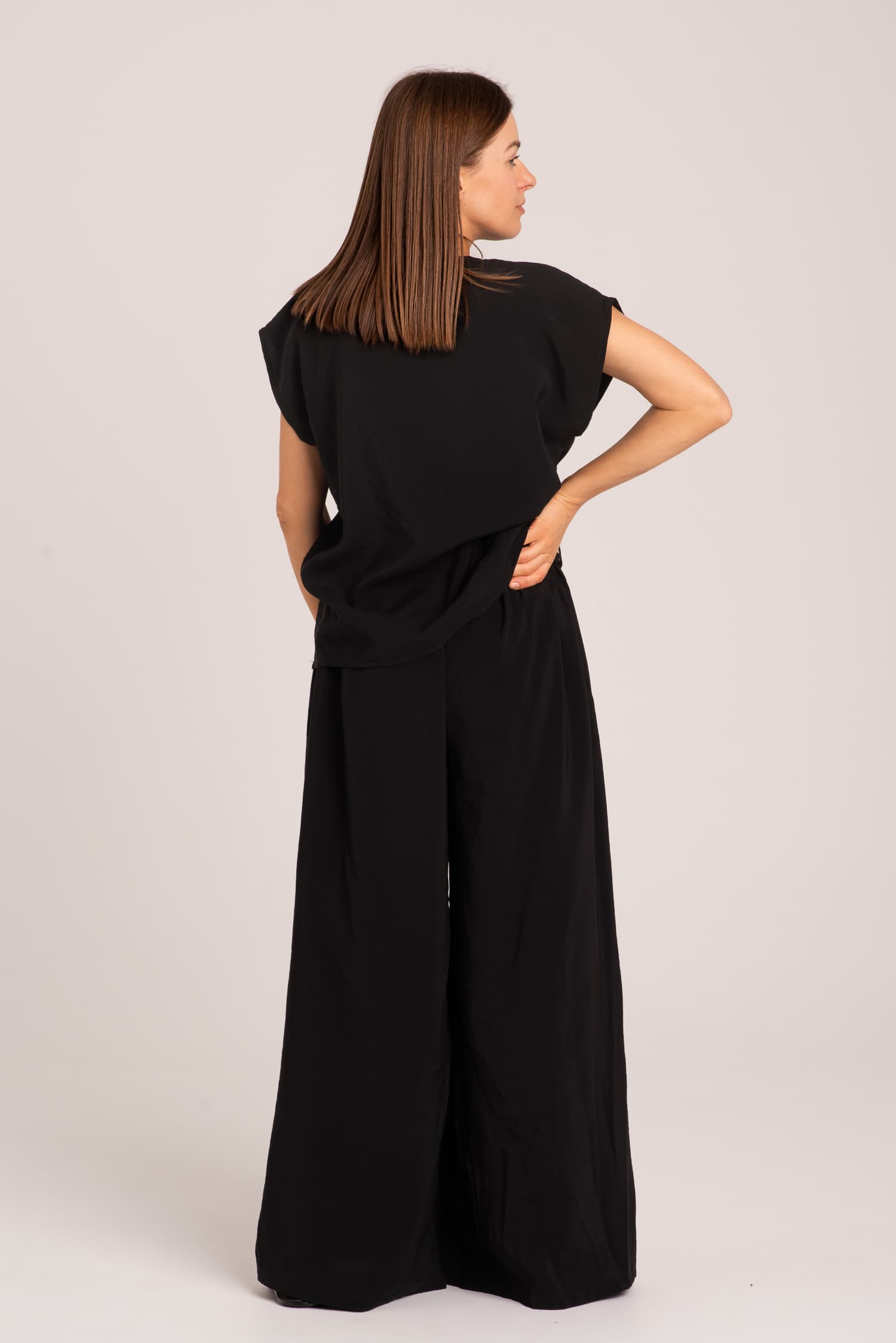 Czarne szerokie spodnie z wiskozy Harmony — zdjęcie 4