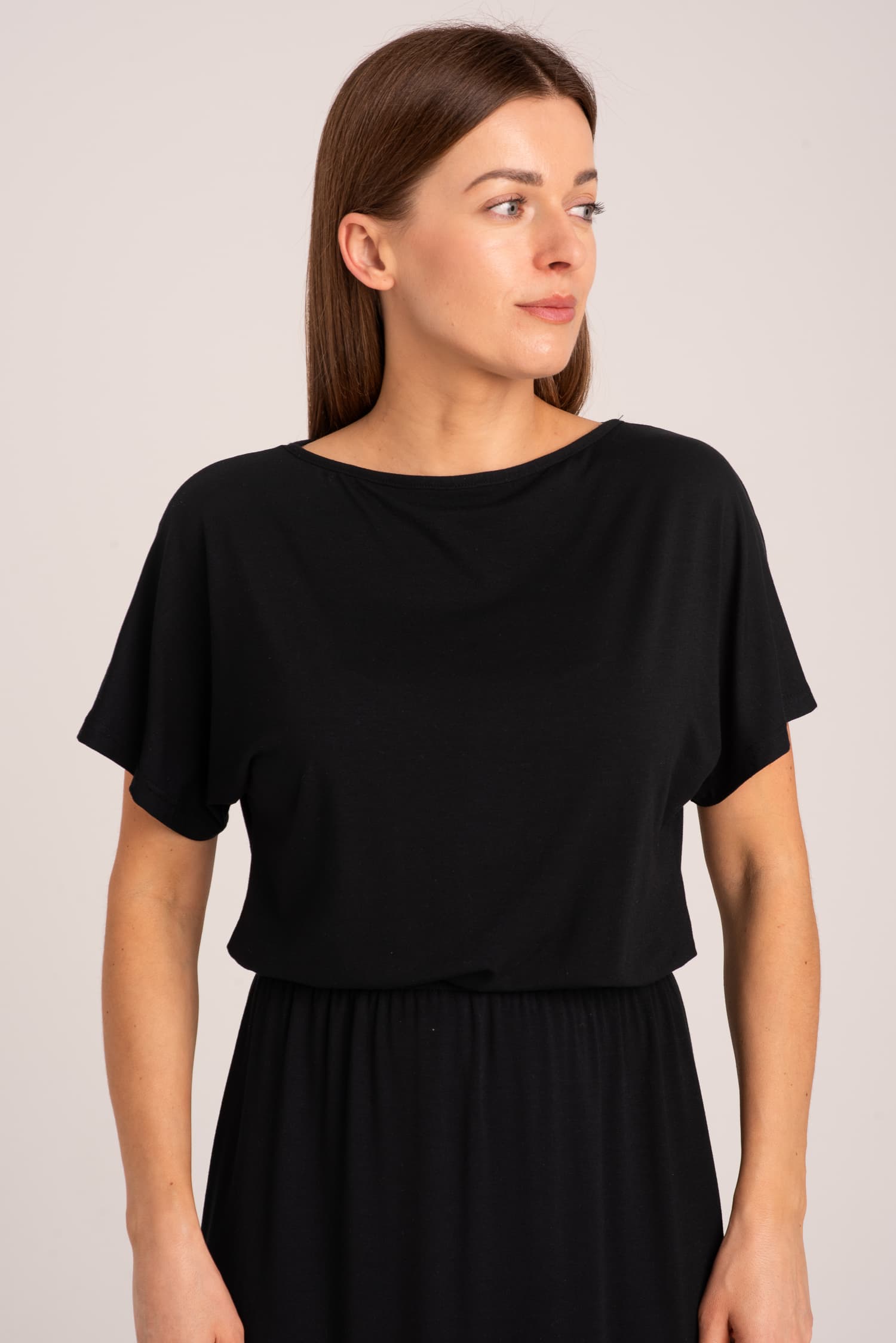 Czarna sukienka z modalu z krótkim rękawem Rosa — zdjęcie 5