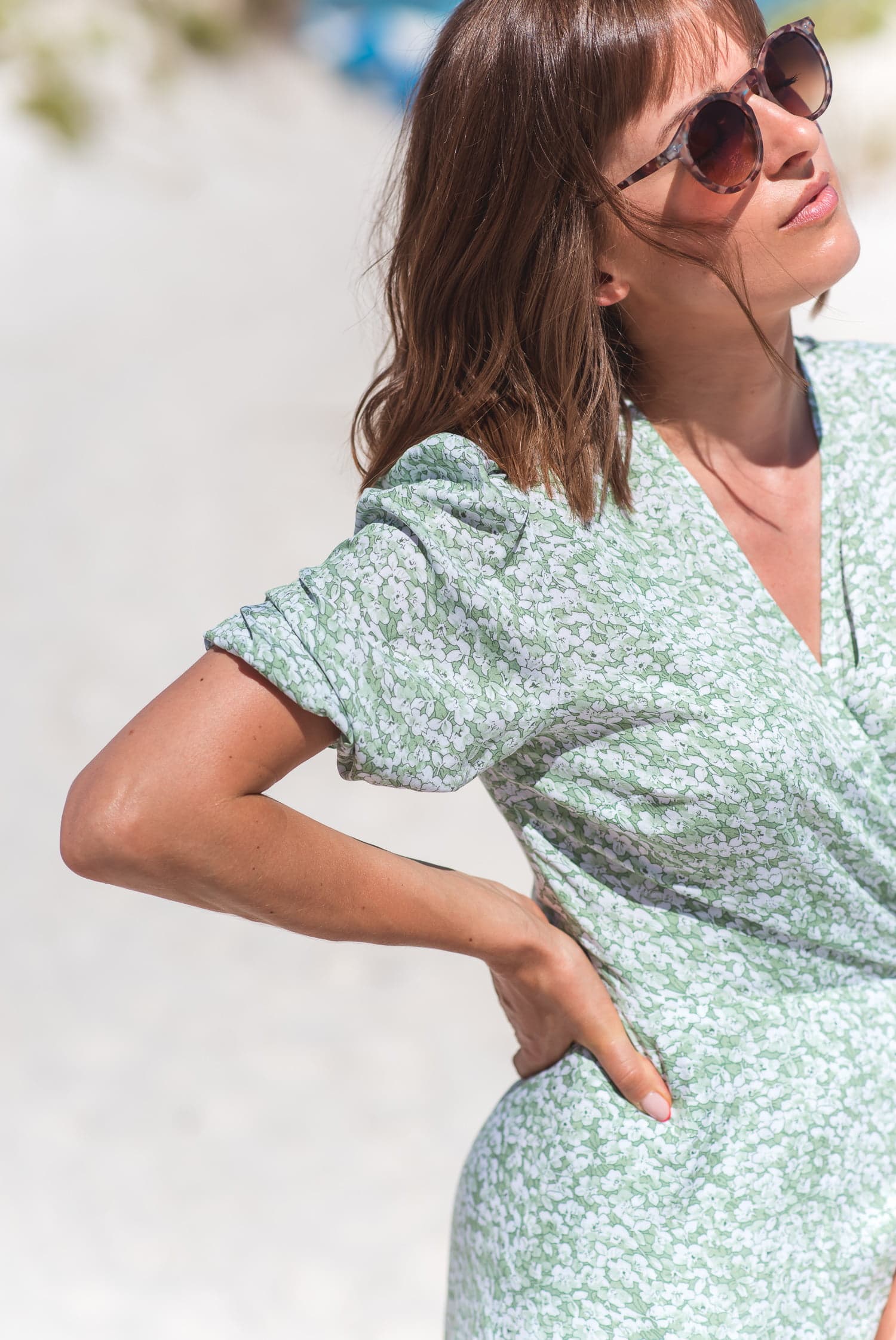 Sukienka kopertowa LOVE lato – kwiaty na zielonym - widok 2