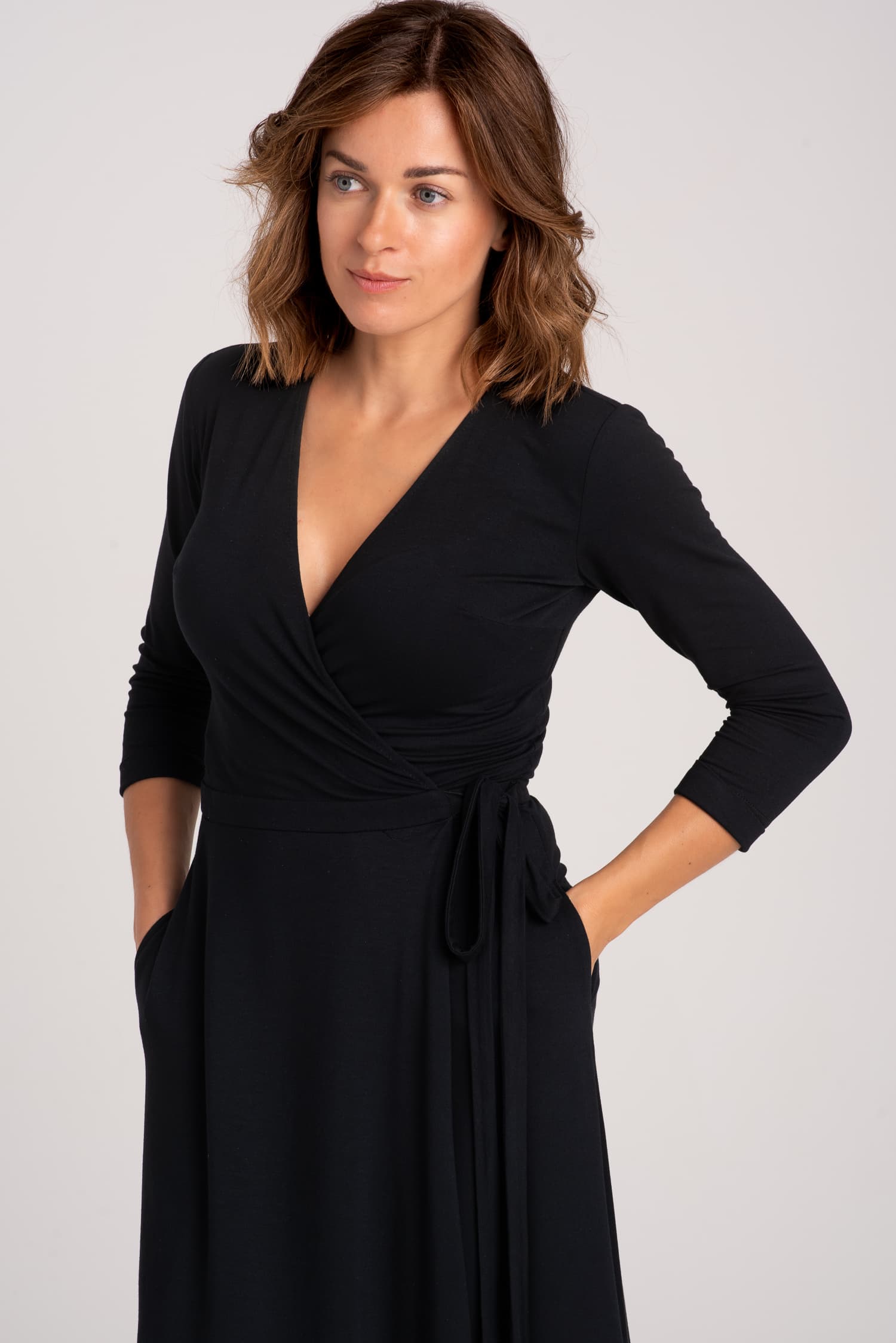 Czarna sukienka kopertowa z modalu Red — zdjęcie 9