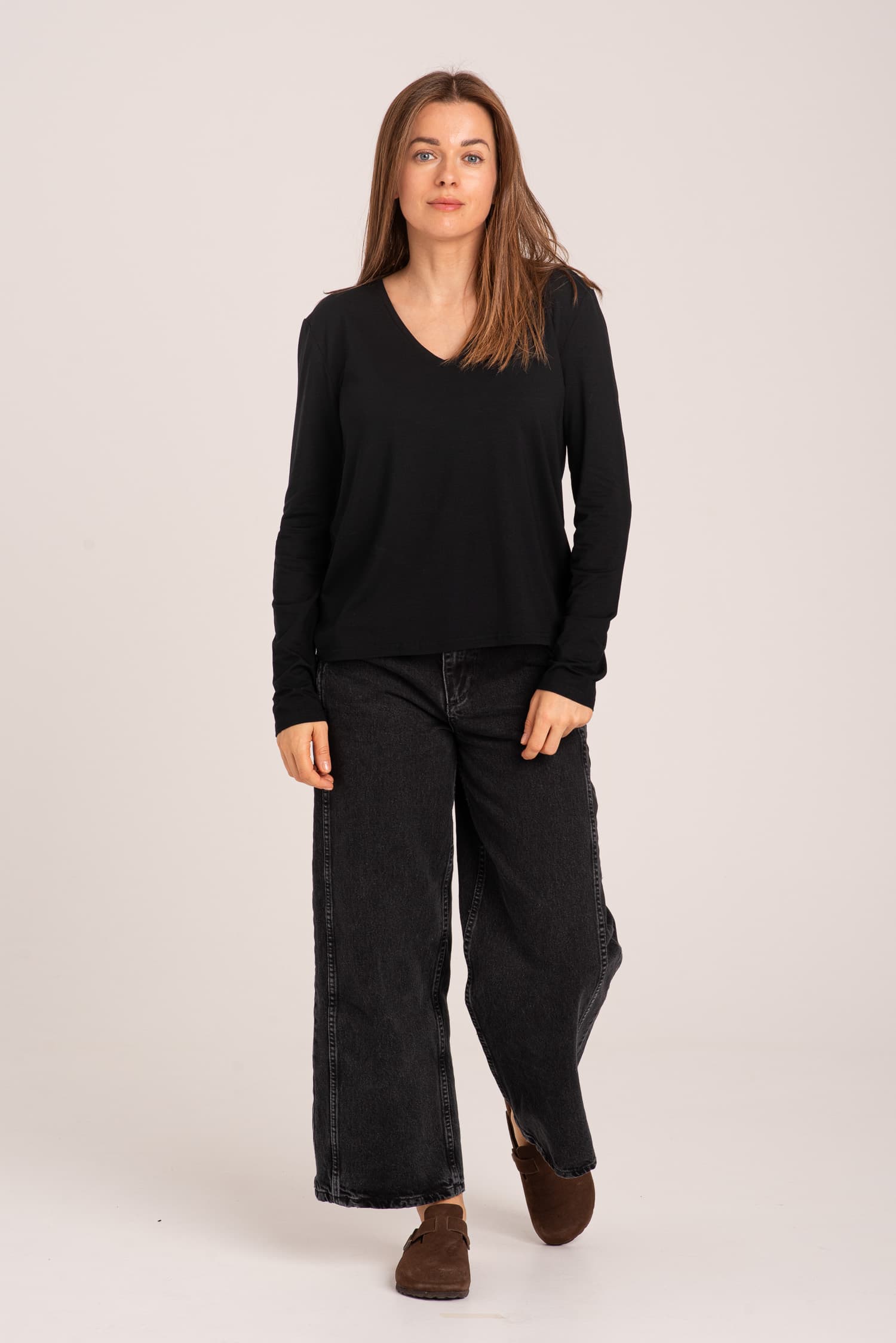 Blusa negra de manga larga con escote en V Aniela - zdjęcie 5