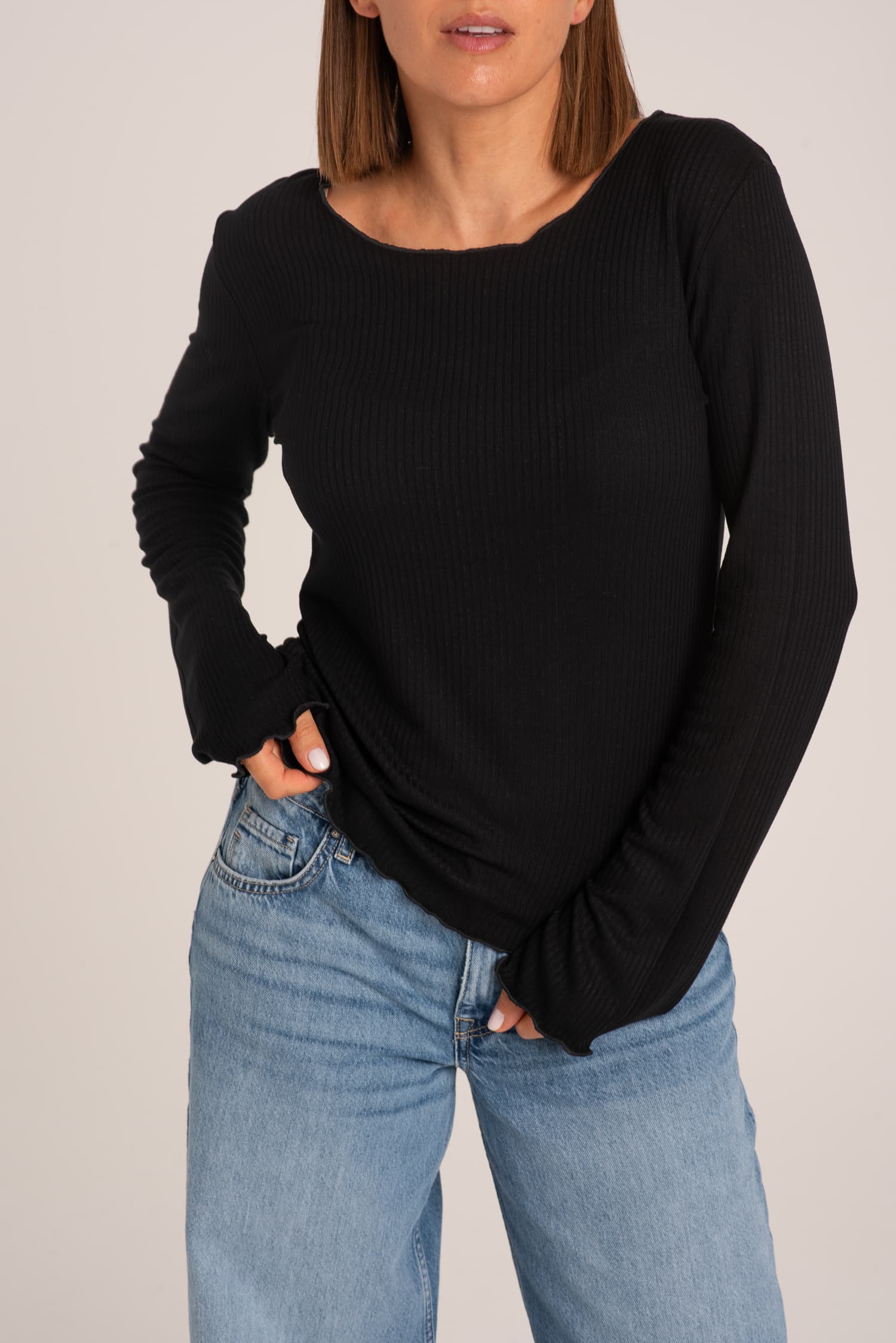 Czarny longsleeve Julie z prążkowanej dzianiny — zdjęcie 3