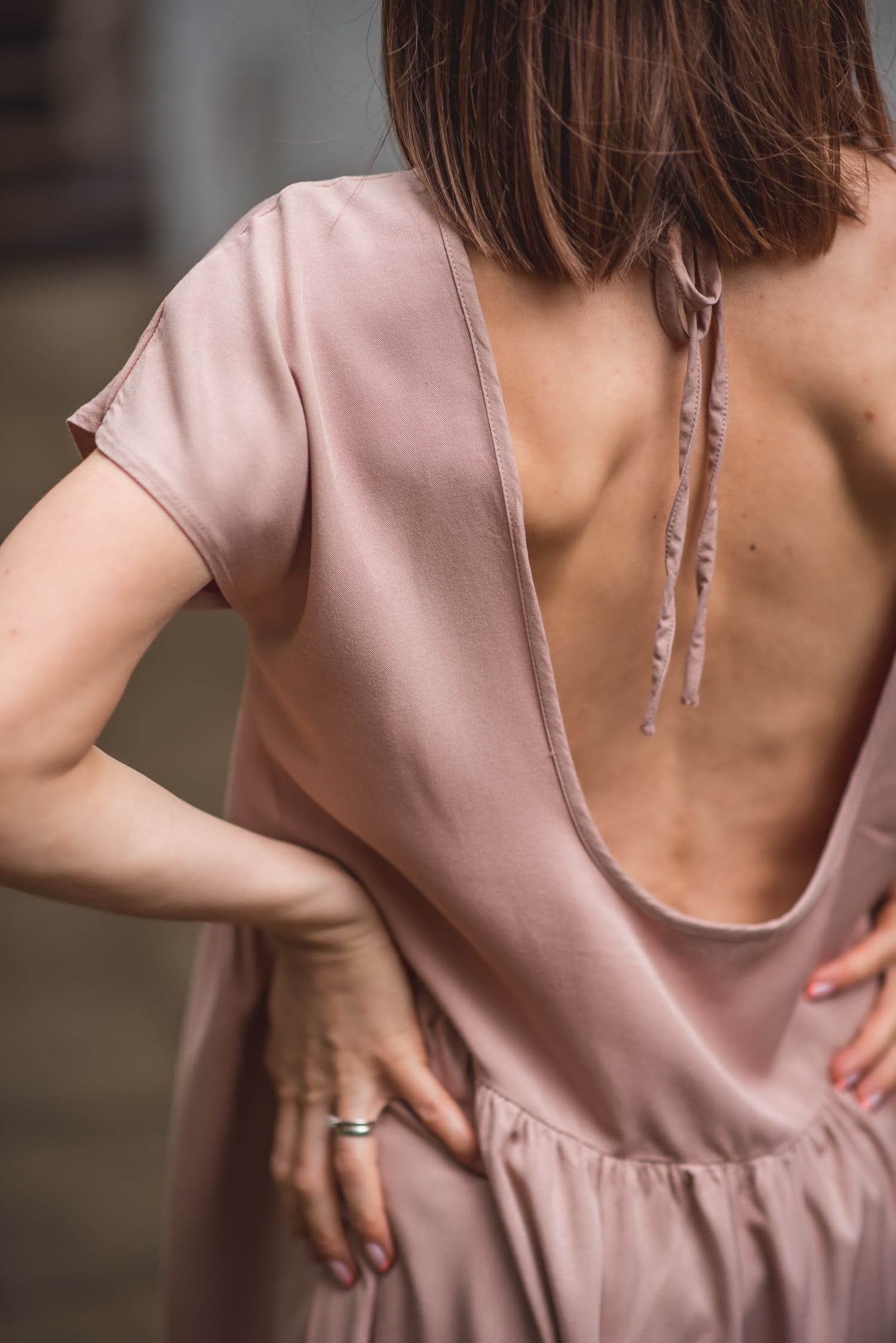 Sukienka KUSICIELKA z odkrytymi plecami –  BEŻOWA — zdjęcie 2