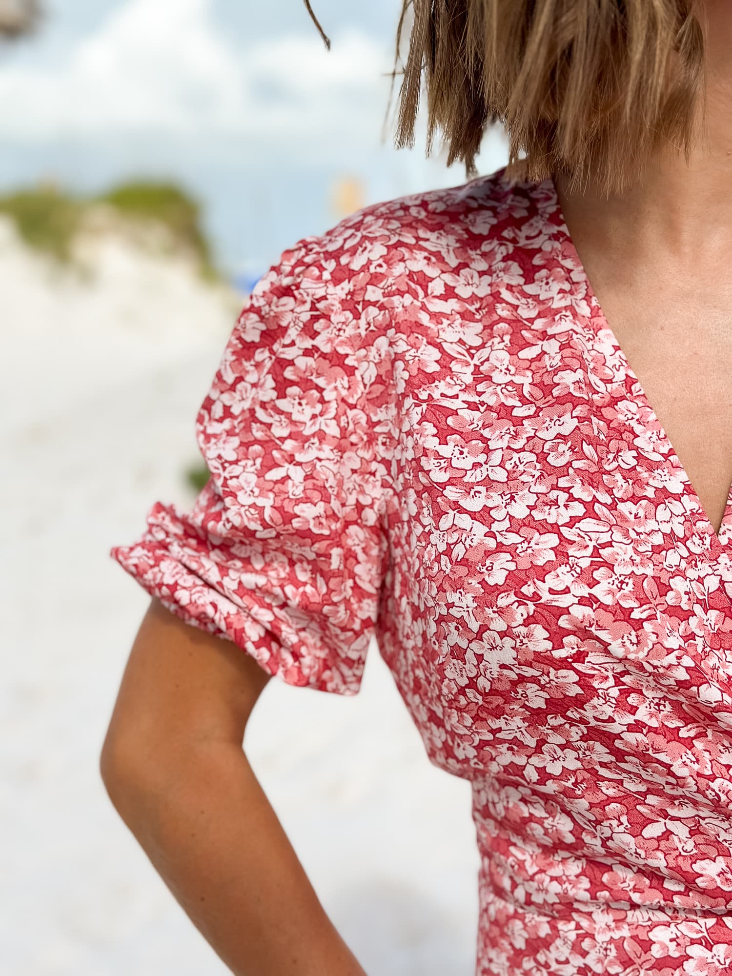 Sukienka kopertowa z krótkim rękawem LOVE  – kwiaty — zdjęcie 7