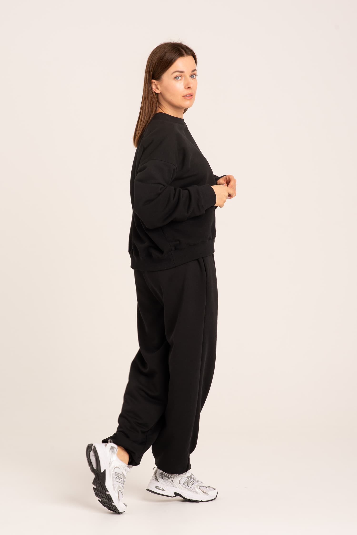 Czarne spodnie dresowe oversize Dalia — zdjęcie 6