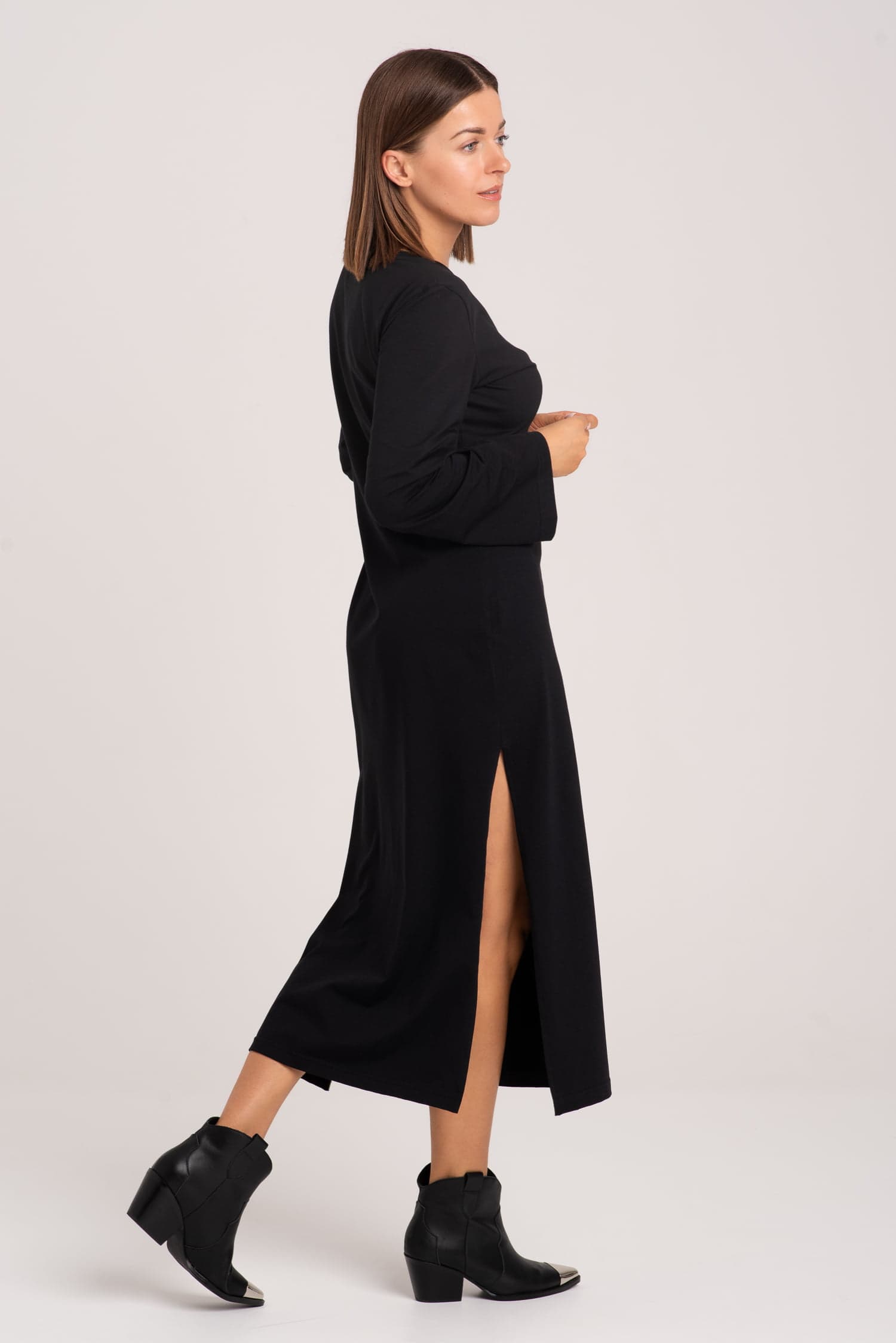 Schwarzes langes T-Shirt-Kleid mit Schlitz AVERY — Foto 3