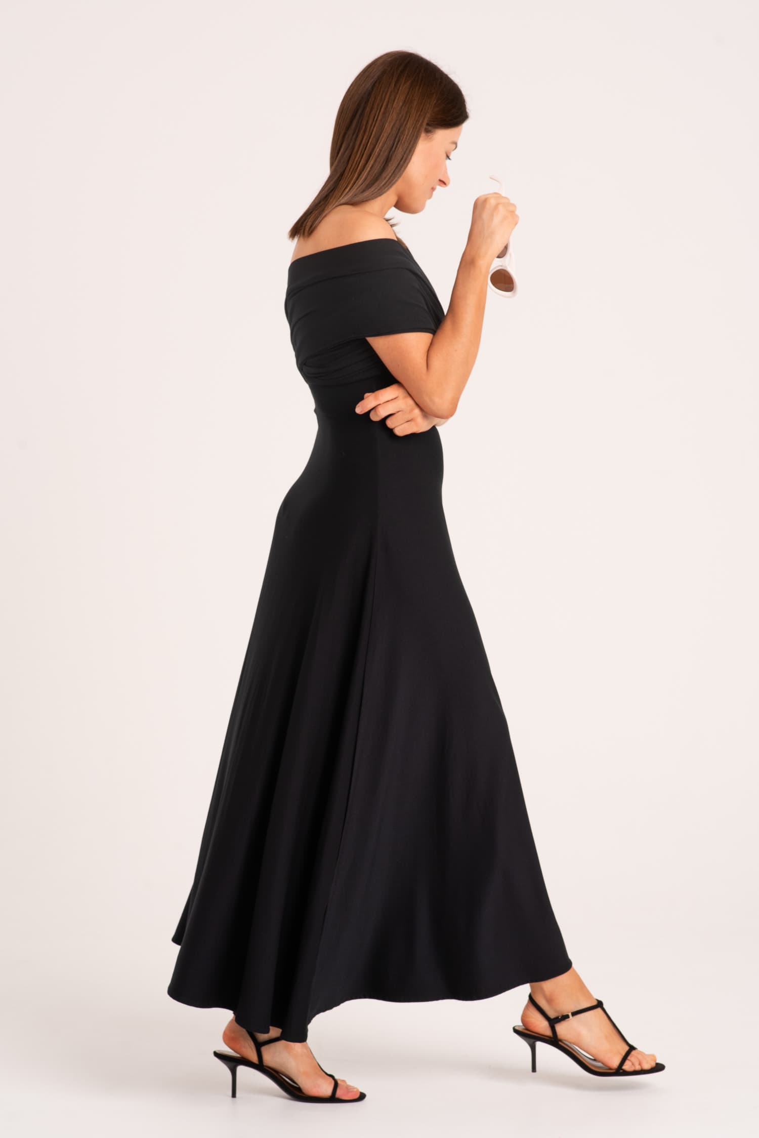 Czarna sukienka z odkrytymi ramionami UMA — zdjęcie 3