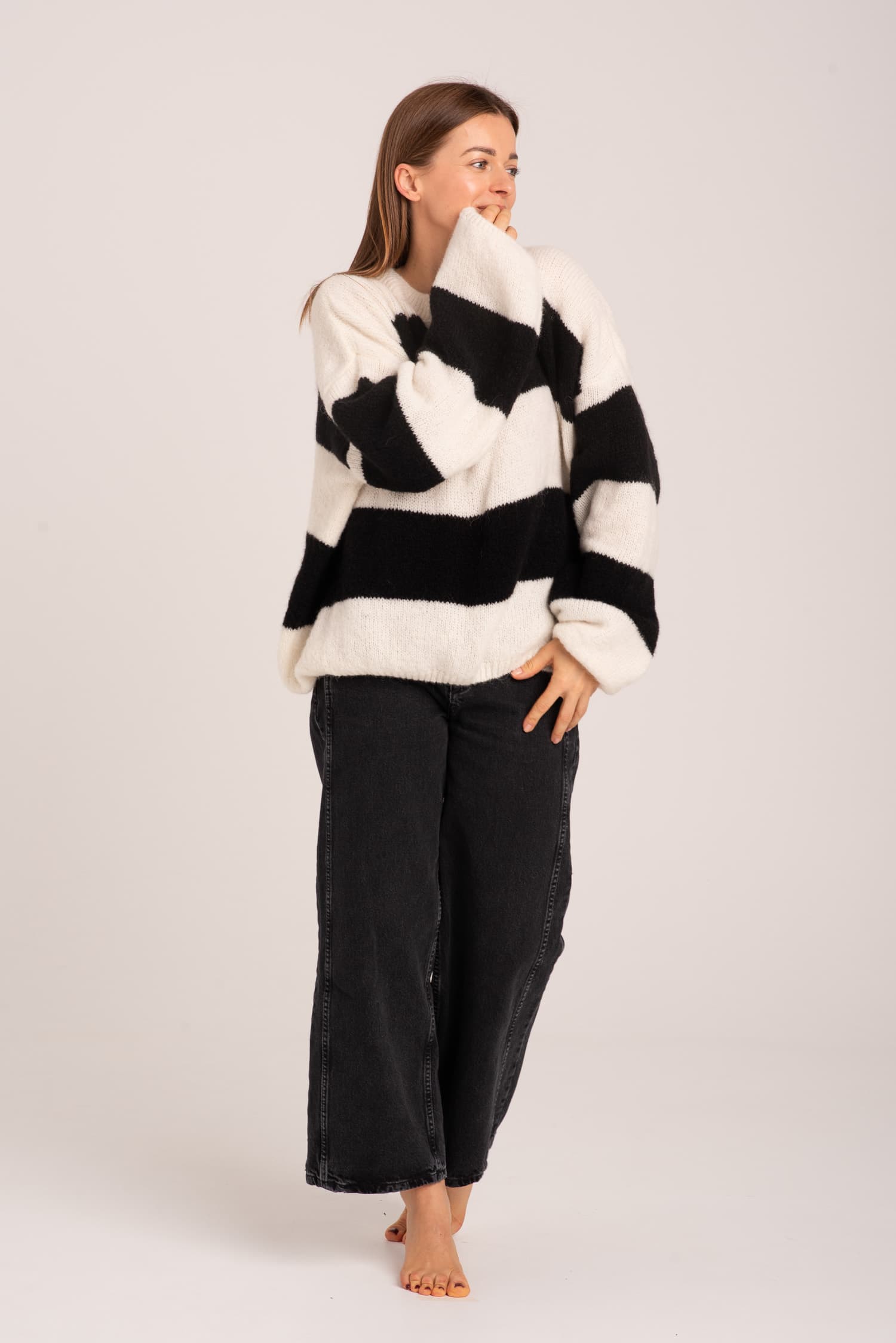 Czarno - biały sweter w pasy Sasha — zdjęcie 7