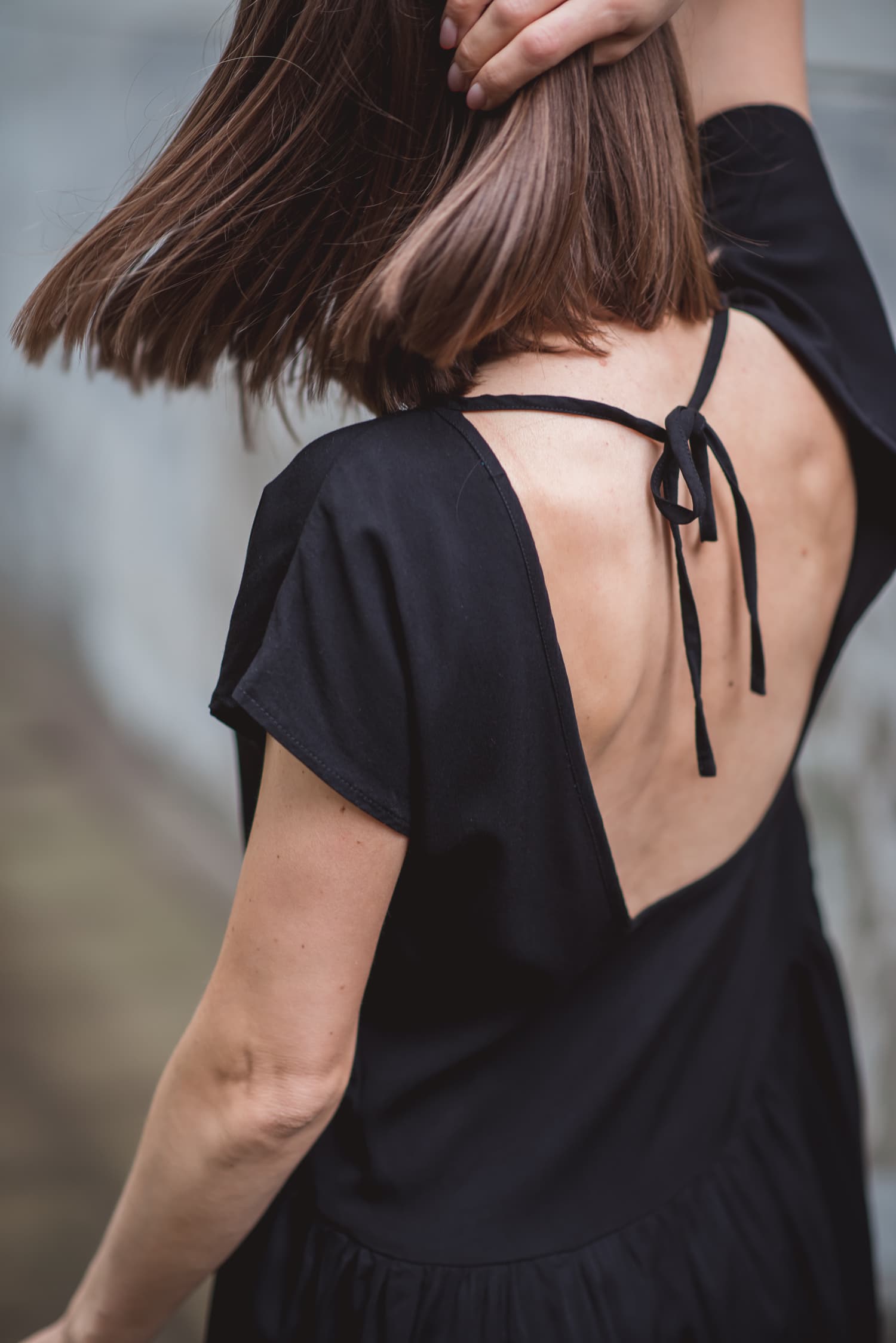 Sukienka KUSICIELKA z odkrytymi plecami – CZARNA — zdjęcie 4