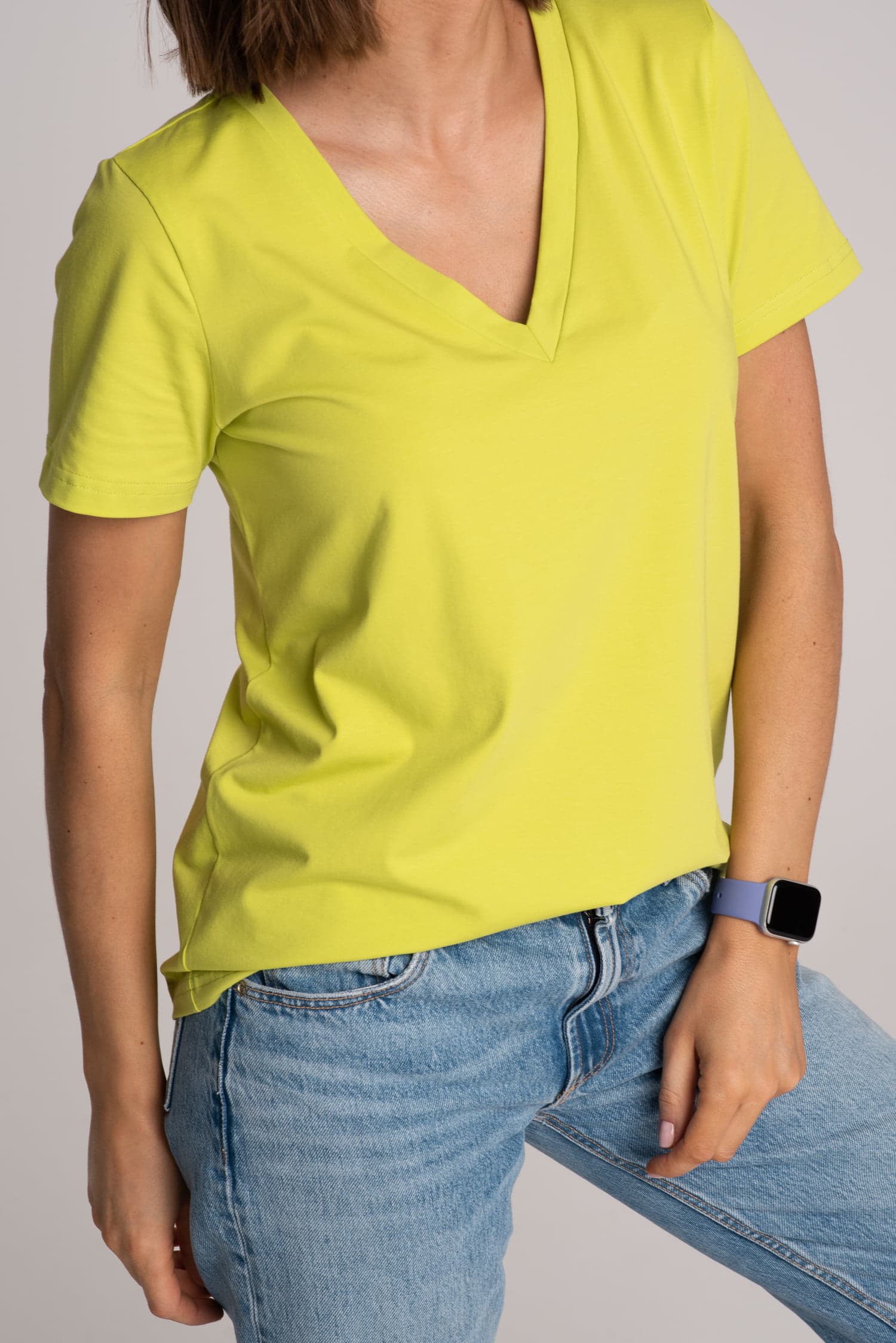 Limonkowy t-shirt damski V — zdjęcie 4