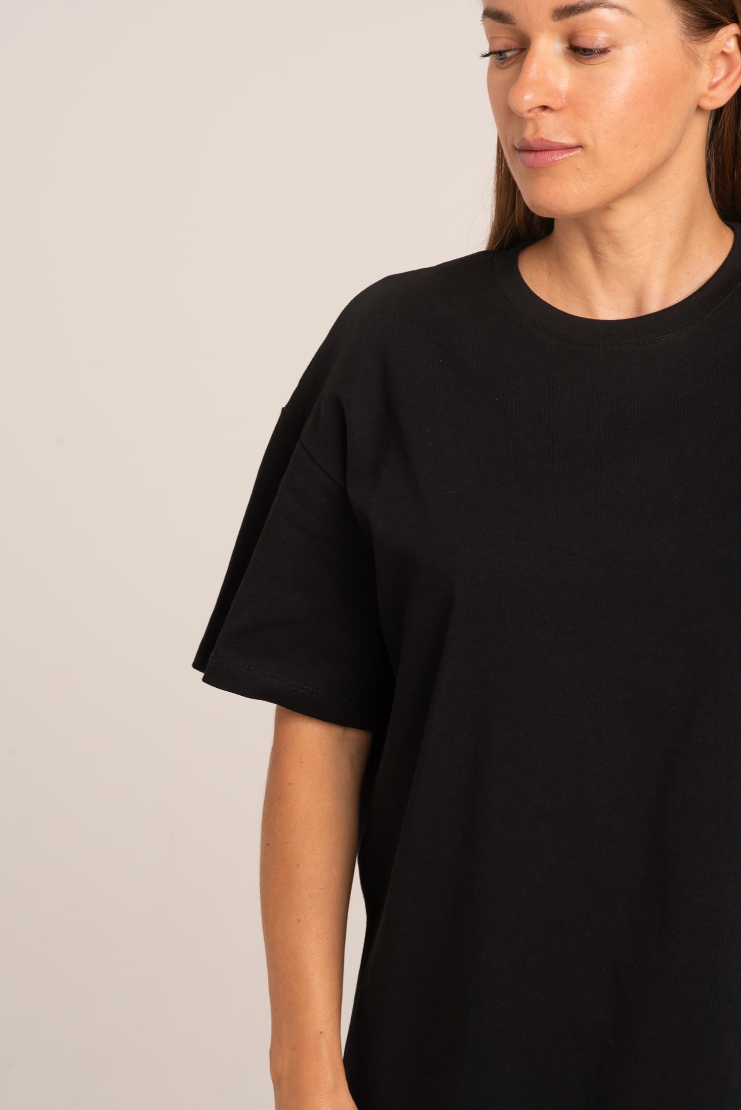 Czarny t-shirt damski z grubej bawełny Ina — zdjęcie 4