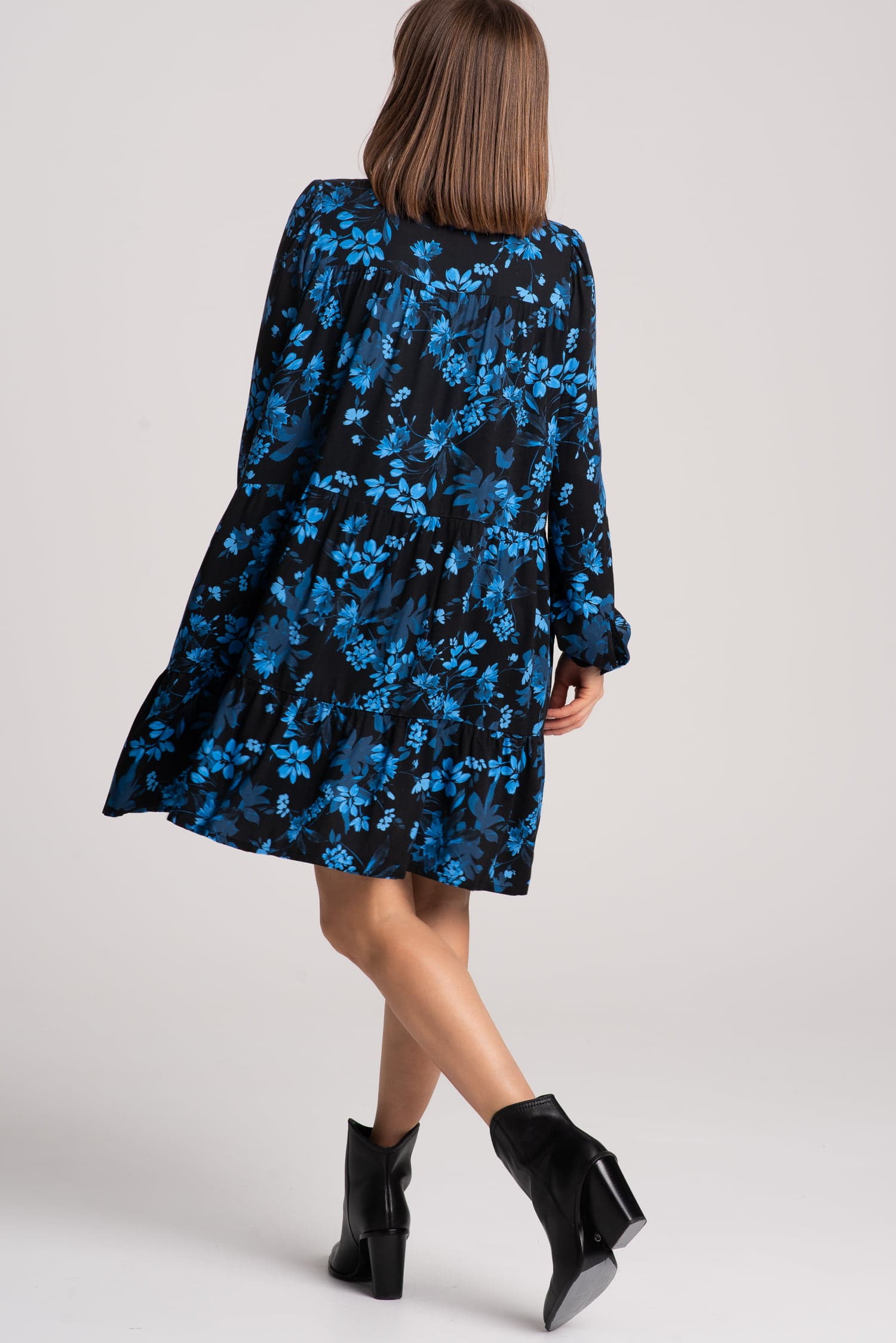 Sukienka z wiskozy AVA czarna w niebieskie kwiaty - widok 2