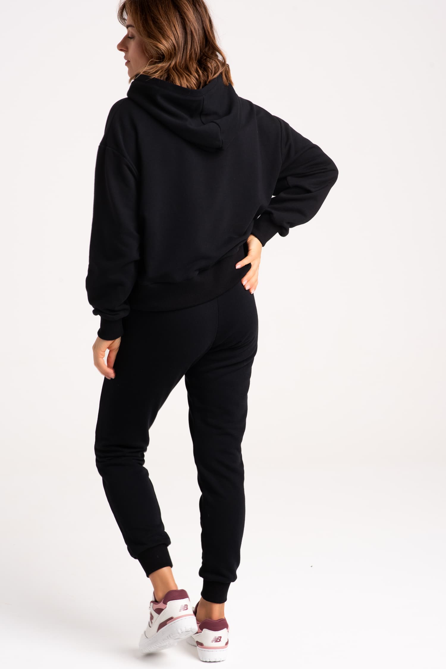 Conjunto: pantalón jogger negro de talle alto + sudadera con capucha — foto 5