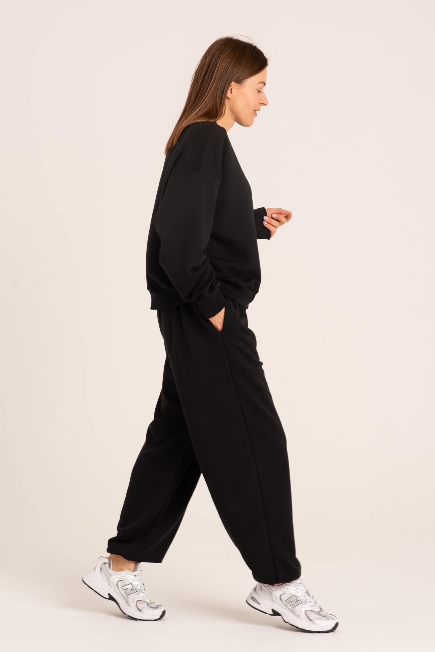 Czarne spodnie dresowe oversize Dalia — zdjęcie 4