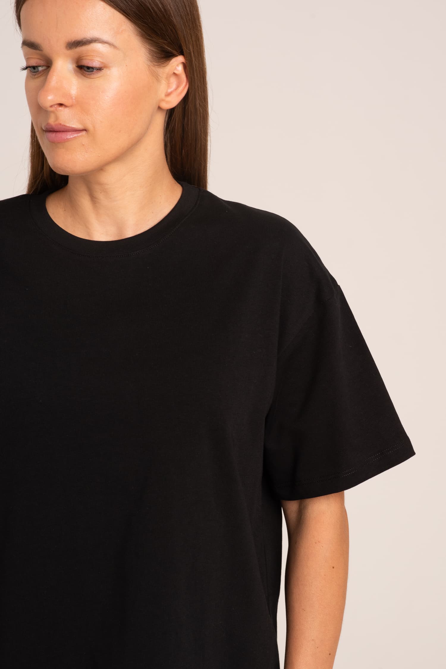 Czarny t-shirt damski z grubej bawełny Ina — zdjęcie 5