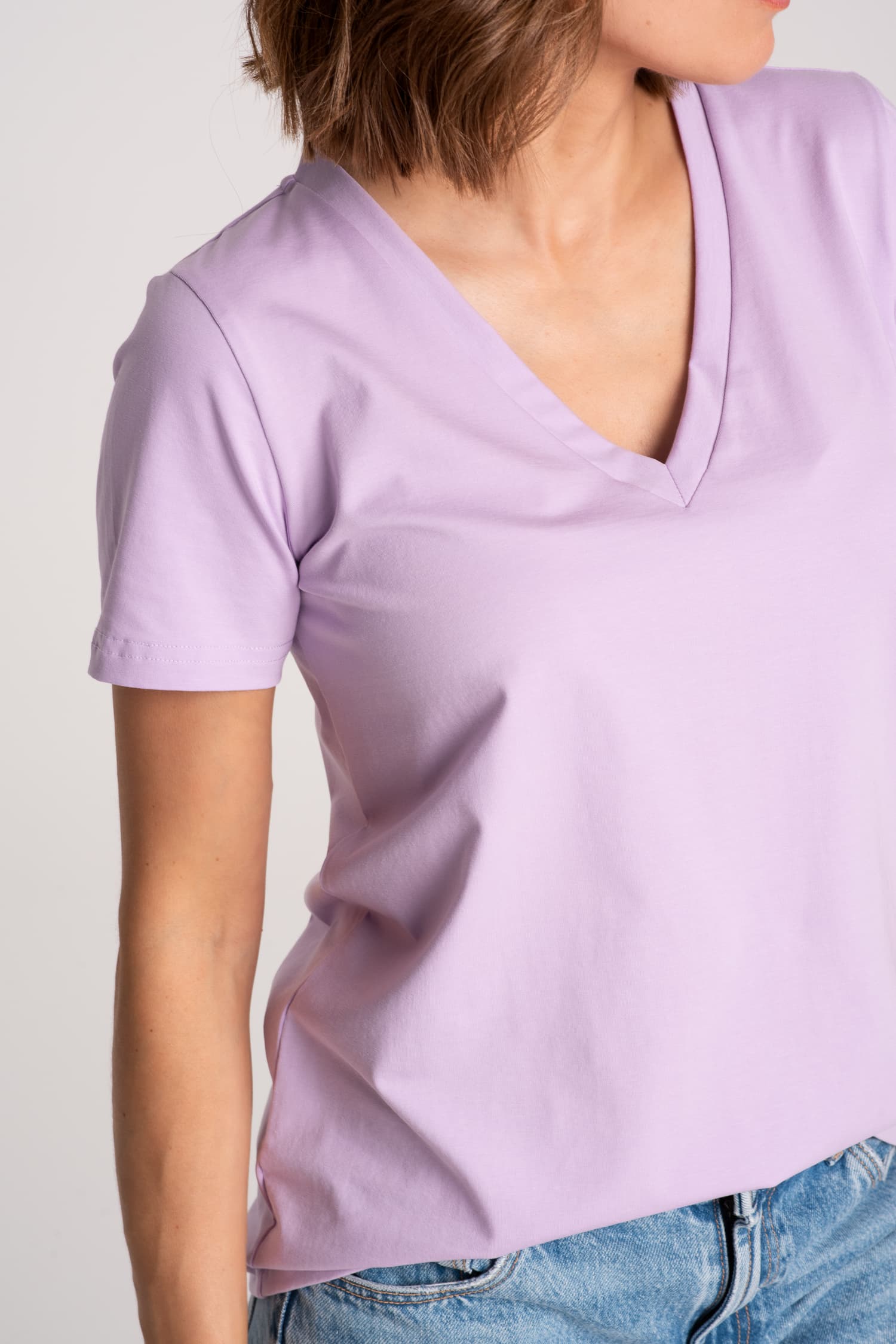 Fioletowy t-shirt damski V — zdjęcie 4