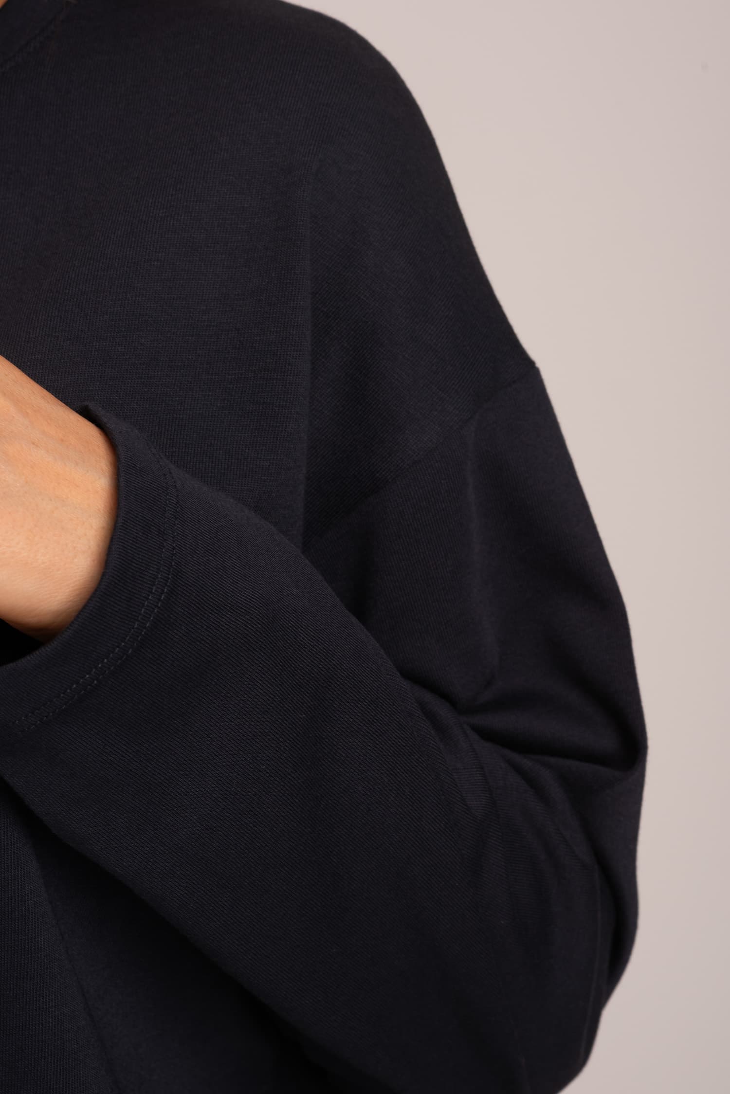 Czarny longsleeve z modalem Nina — zdjęcie 3