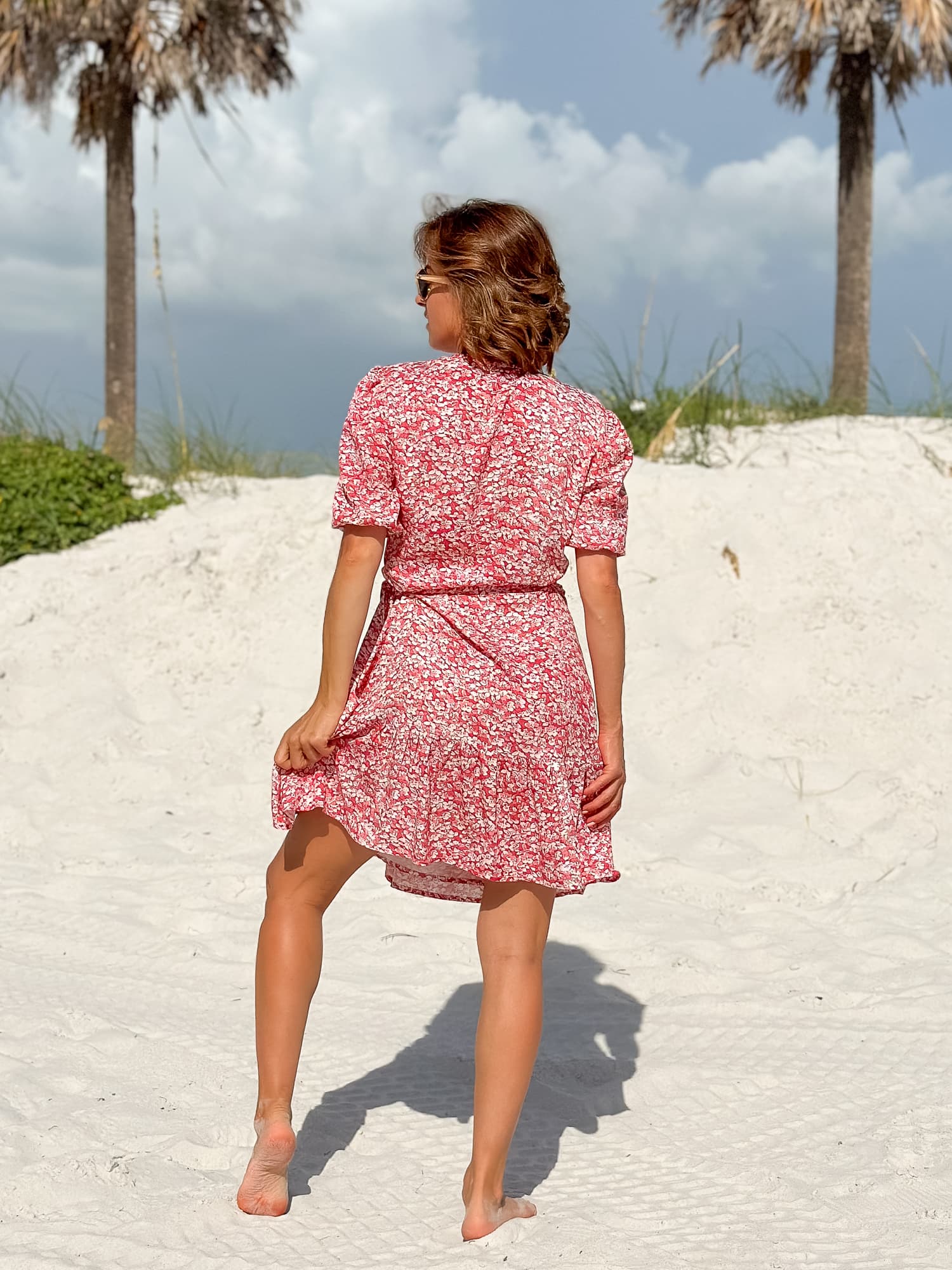 Sukienka kopertowa z krótkim rękawem LOVE  – kwiaty — zdjęcie 3