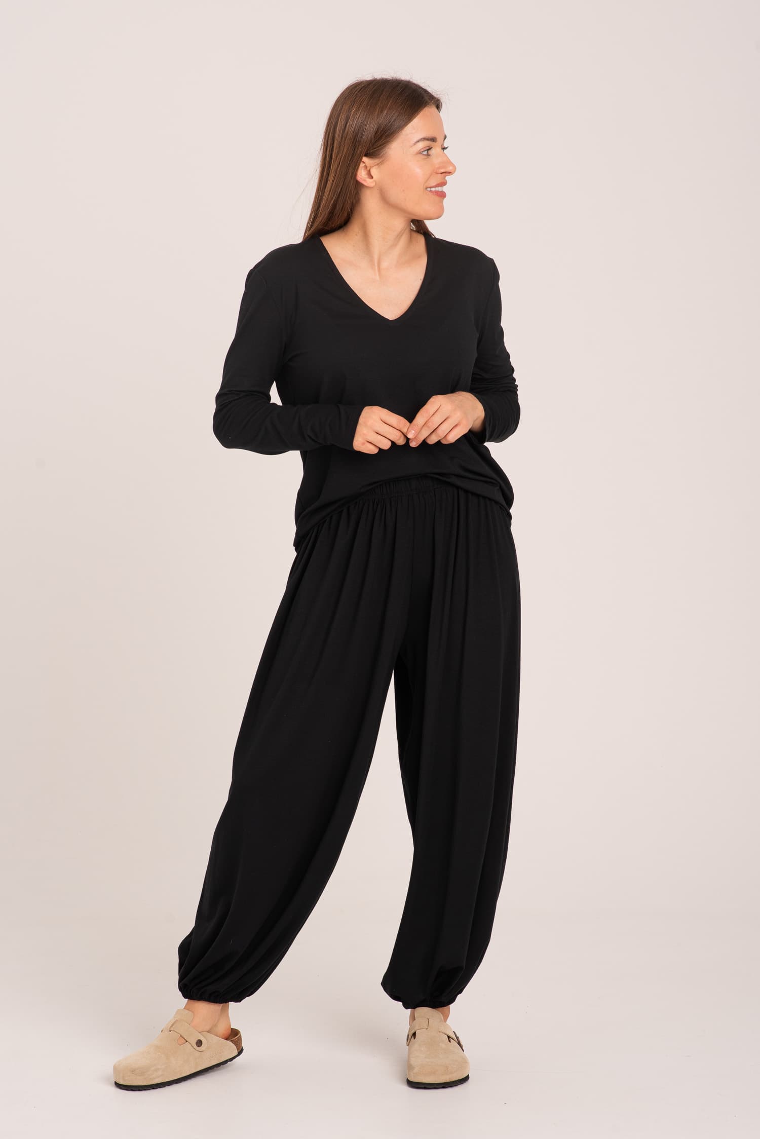 Blusa negra de manga larga con escote en V Aniela - zdjęcie 2