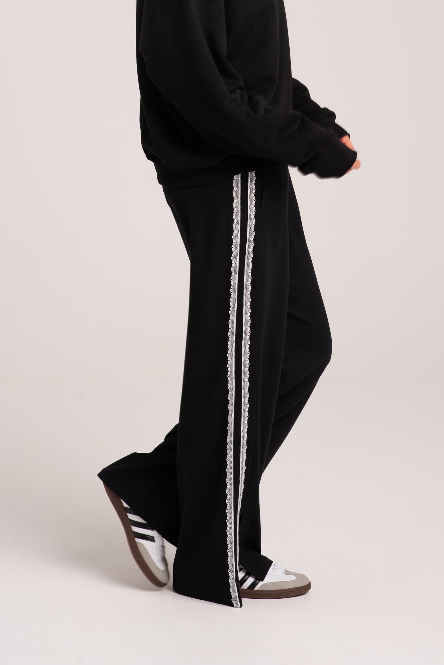 Czarne spodnie z lampasami Brigitte — zdjęcie 7