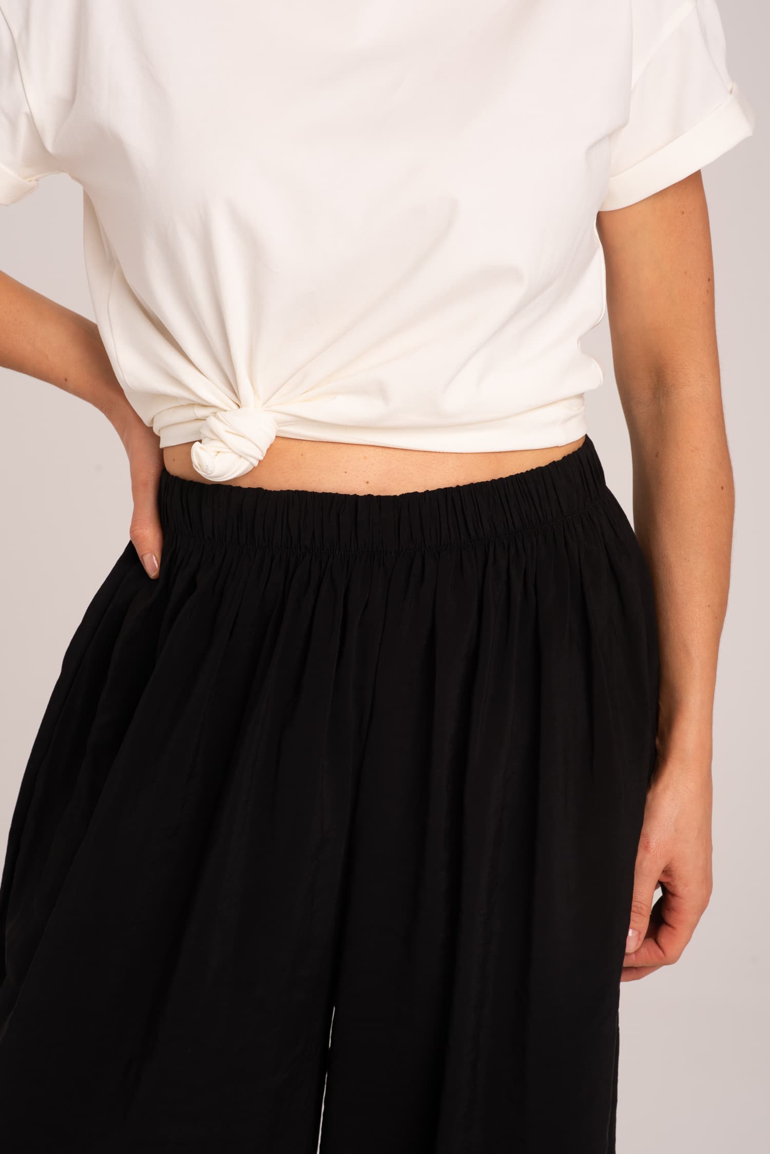 Czarne szerokie spodnie z wiskozy Harmony — zdjęcie 3