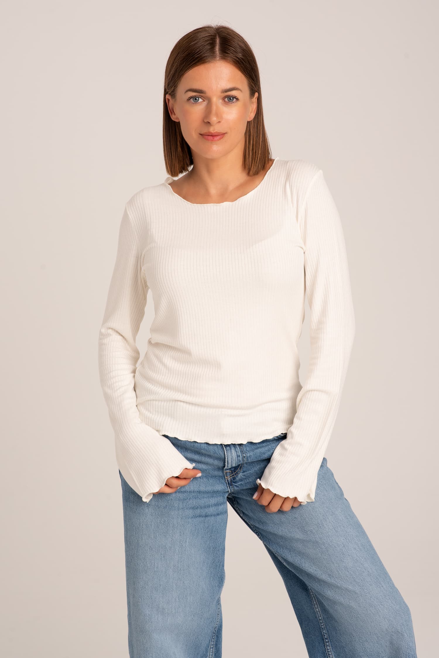 Biały longsleeve Julie z prążkowanej dzianiny