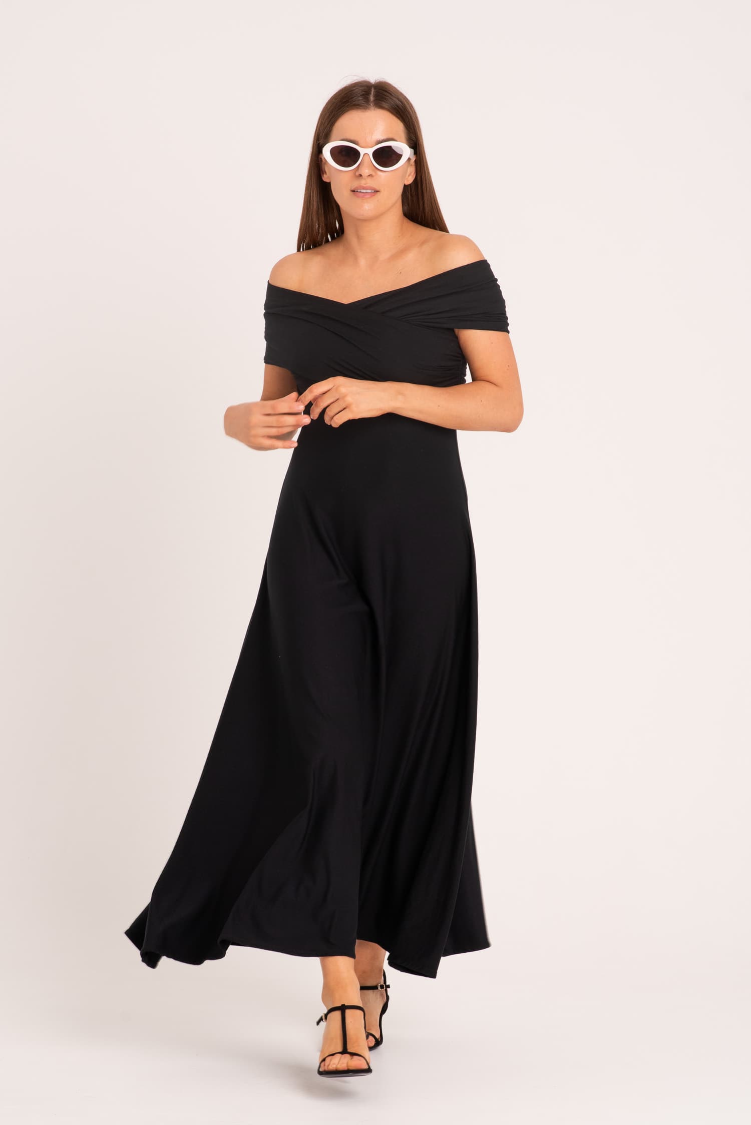 Czarna sukienka z odkrytymi ramionami UMA — zdjęcie 5