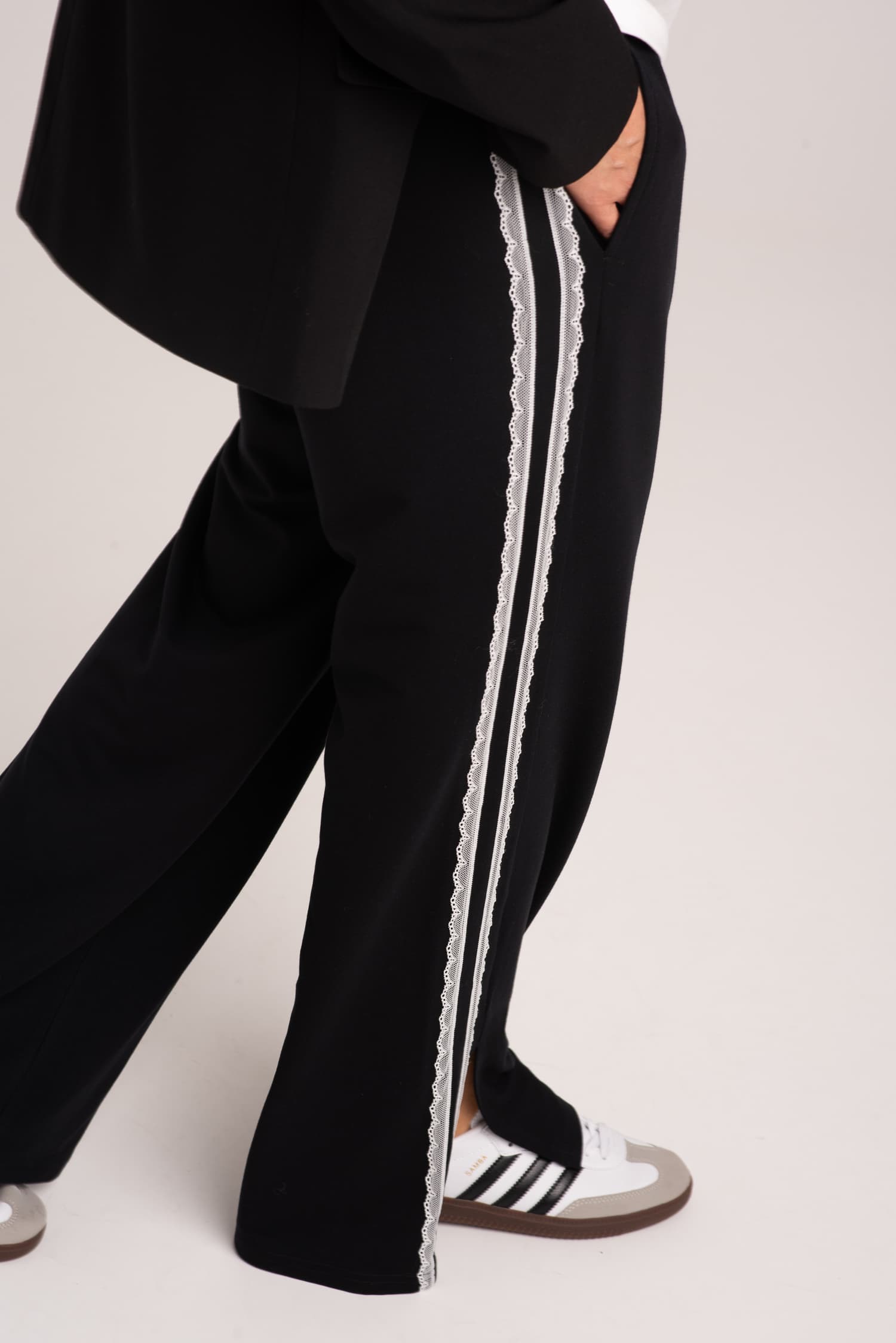 Czarne spodnie z lampasami Brigitte — zdjęcie 5