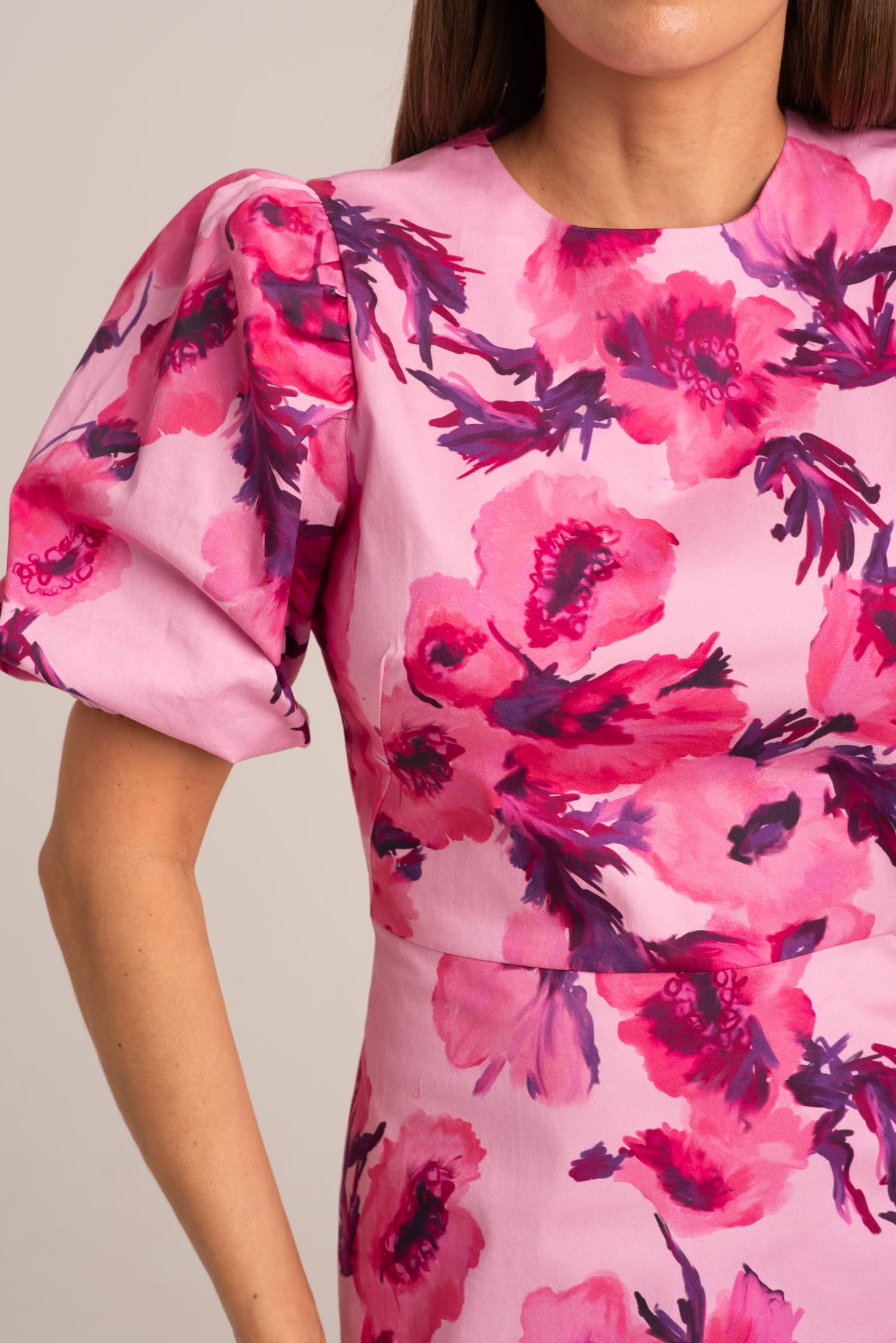 Bawełniana sukienka w duże różowe kwiaty Everly — zdjęcie 5