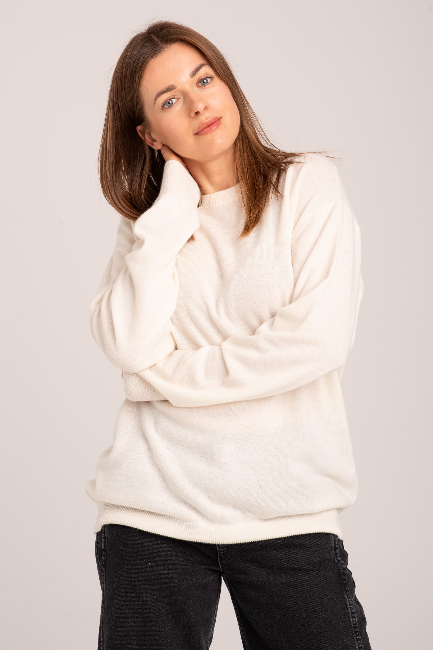 Kremowy klasyczny sweter damski Agatha — zdjęcie 4