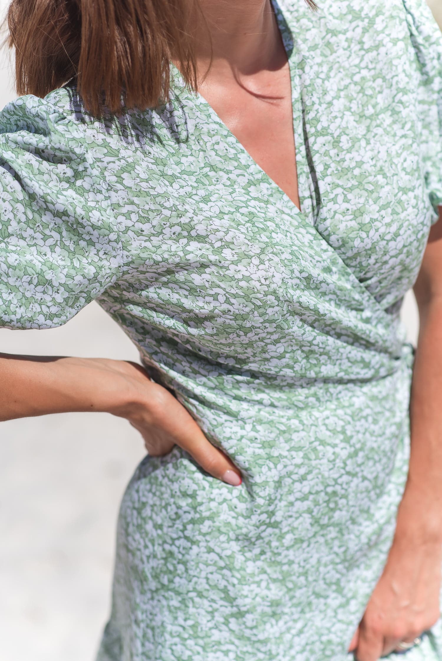 Sukienka kopertowa LOVE lato – kwiaty na zielonym — zdjęcie 3