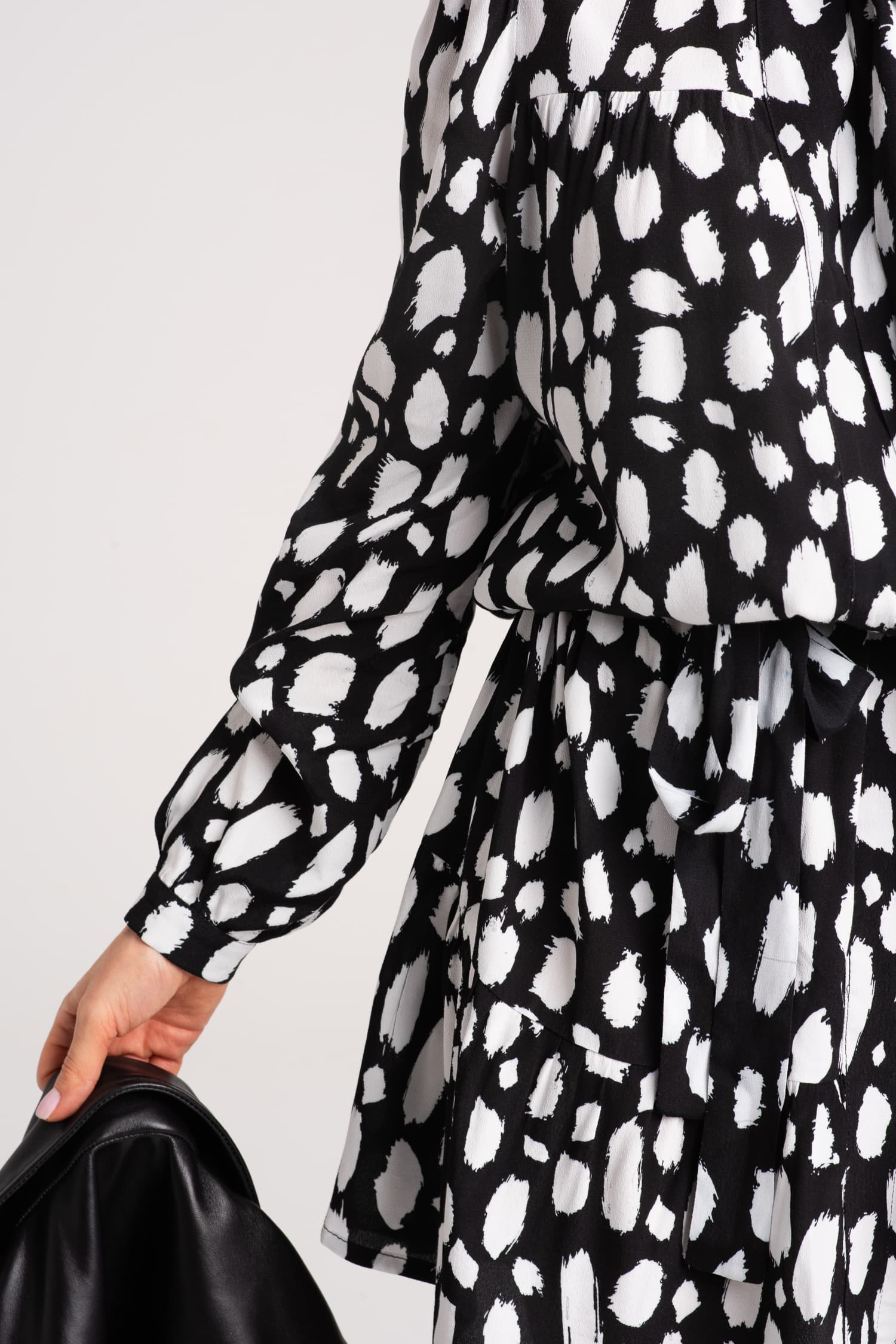 Czarno - biała sukienka z wiskozy AVA — zdjęcie 4